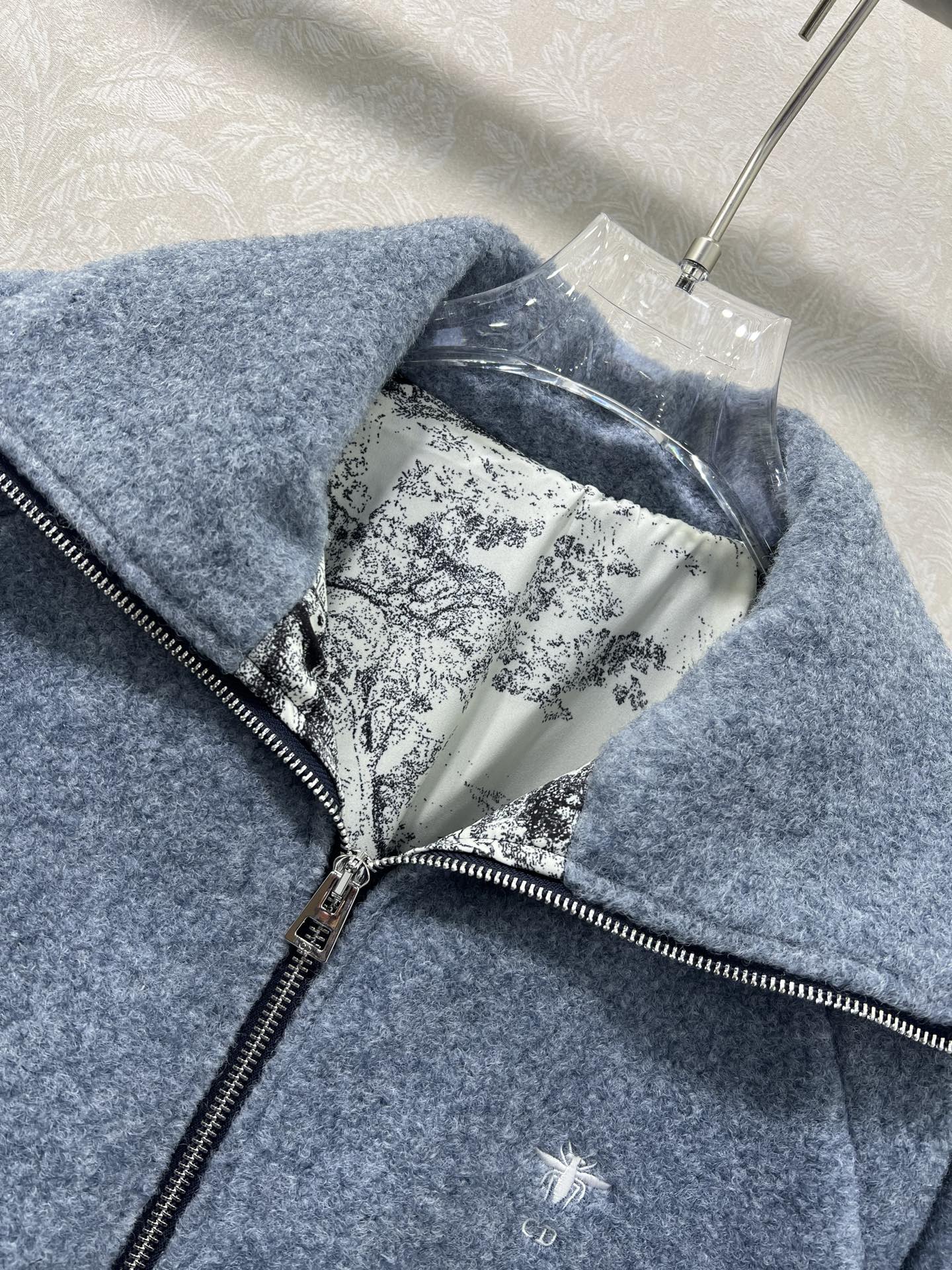 🔥🔥Dio*25新款拼接口袋毛呢外套，质感细腻，穿搭舒适，翻领外套剪裁，袖口下摆弹力螺纹收紧，口袋拼接菱