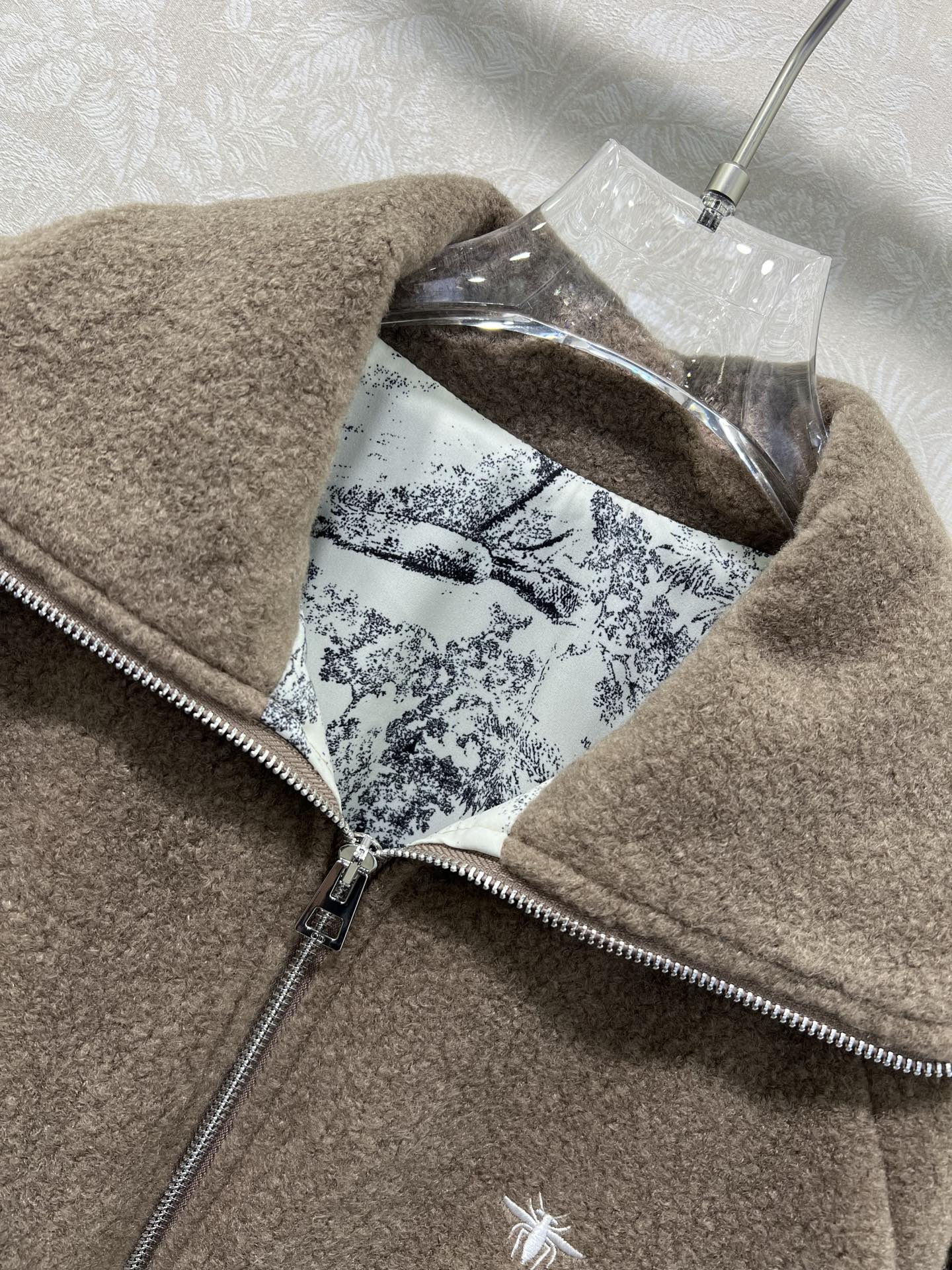 🔥🔥Dio*25新款拼接口袋毛呢外套，质感细腻，穿搭舒适，翻领外套剪裁，袖口下摆弹力螺纹收紧，口袋拼接菱