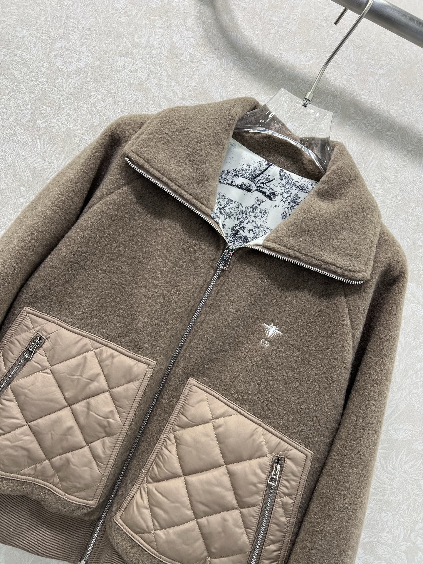 🔥🔥Dio*25新款拼接口袋毛呢外套，质感细腻，穿搭舒适，翻领外套剪裁，袖口下摆弹力螺纹收紧，口袋拼接菱