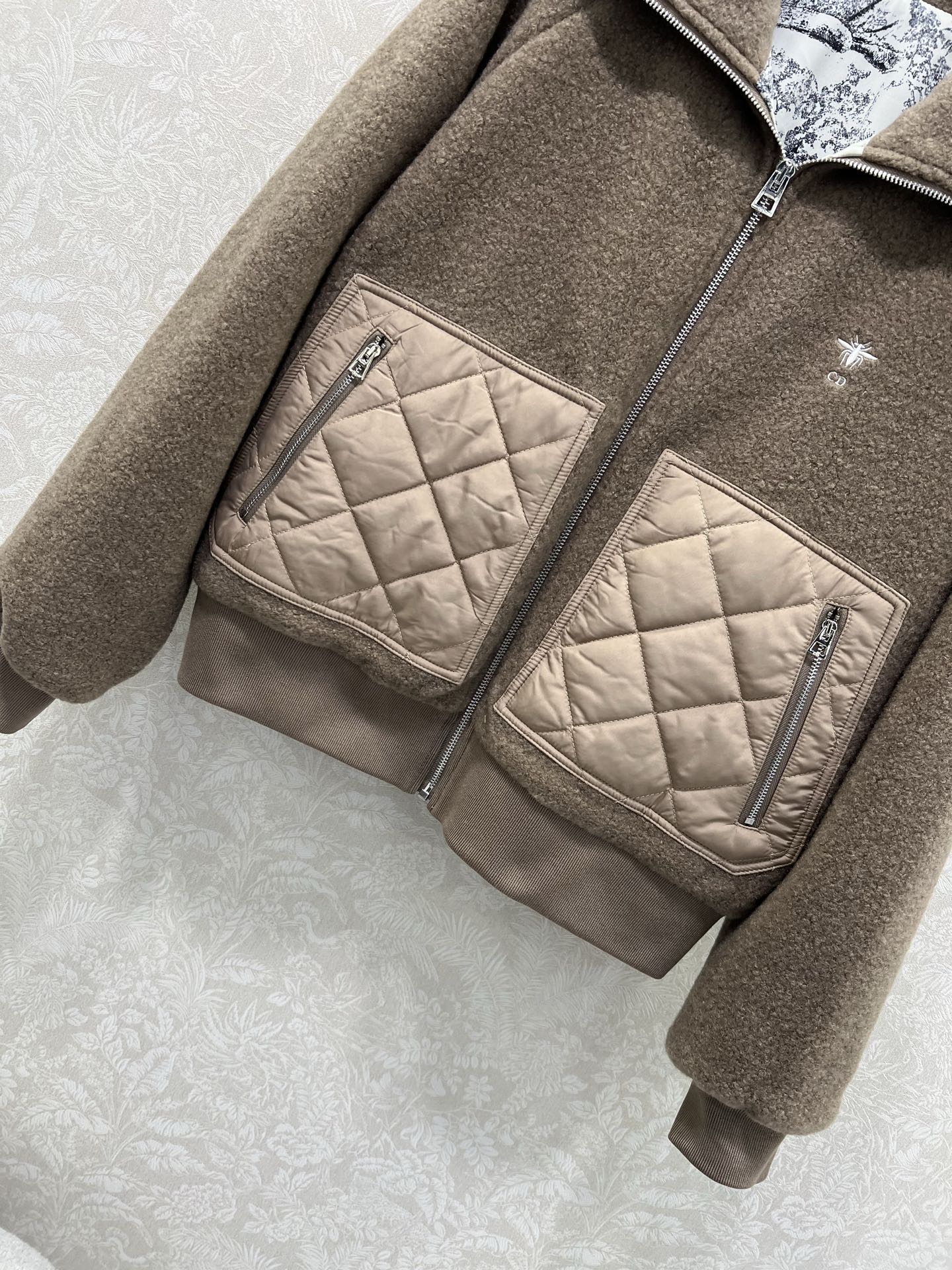 🔥🔥Dio*25新款拼接口袋毛呢外套，质感细腻，穿搭舒适，翻领外套剪裁，袖口下摆弹力螺纹收紧，口袋拼接菱