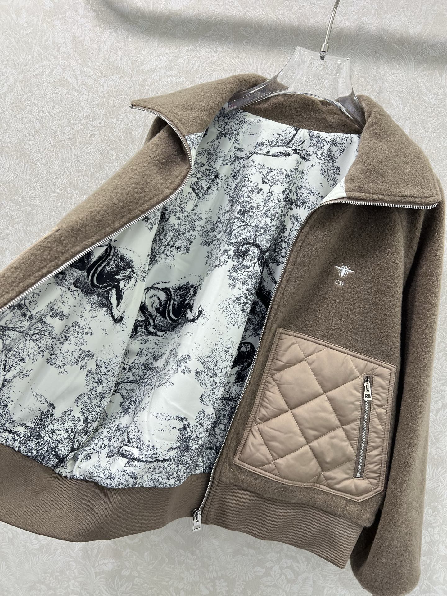 🔥🔥Dio*25新款拼接口袋毛呢外套，质感细腻，穿搭舒适，翻领外套剪裁，袖口下摆弹力螺纹收紧，口袋拼接菱