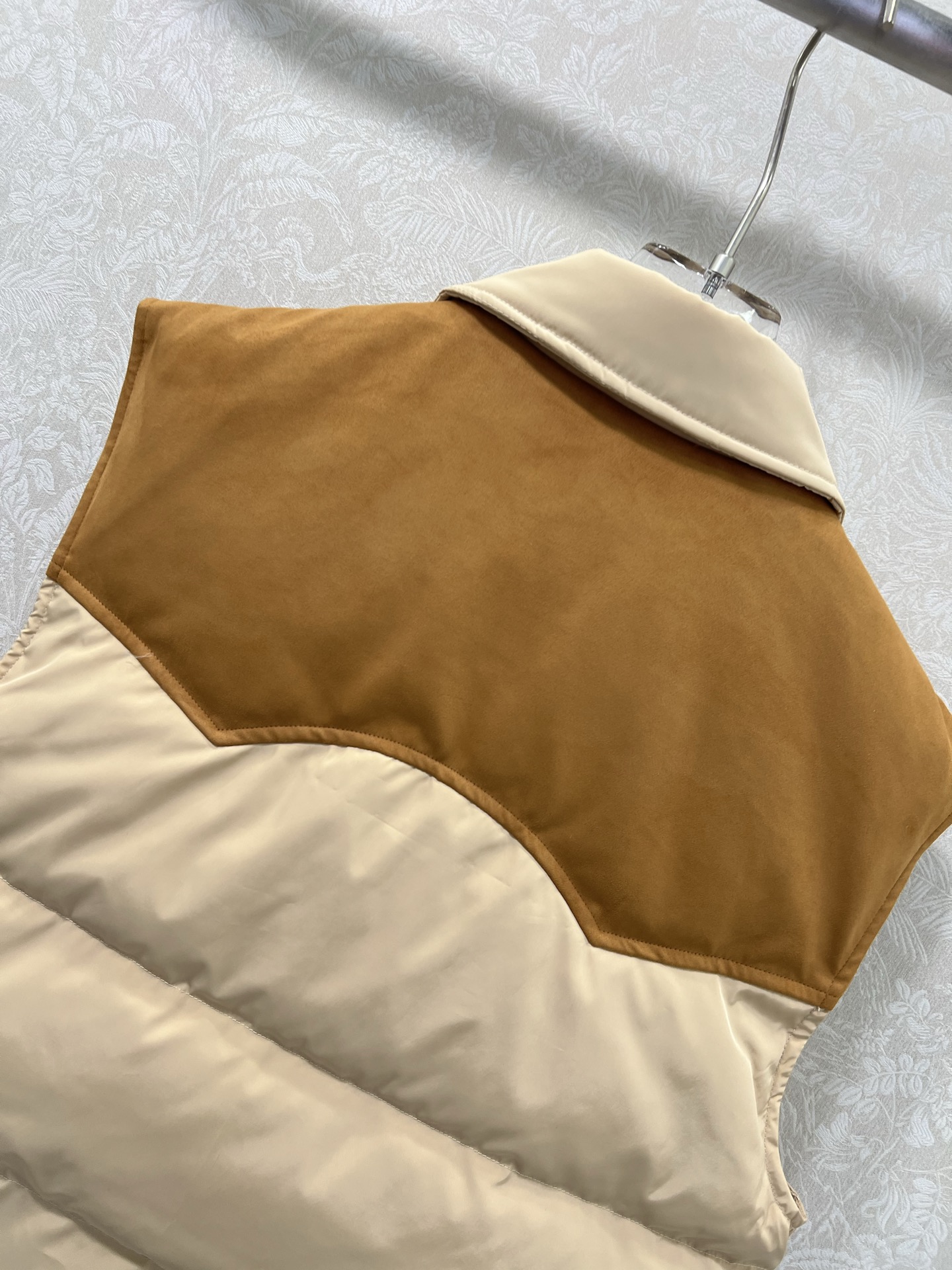 🔥🔥miumi*25全新版本出货啦 新款麂皮绒拼羽绒服马甲 90白鹅绒 整件拼接做麂皮绒与防风防水材质搭