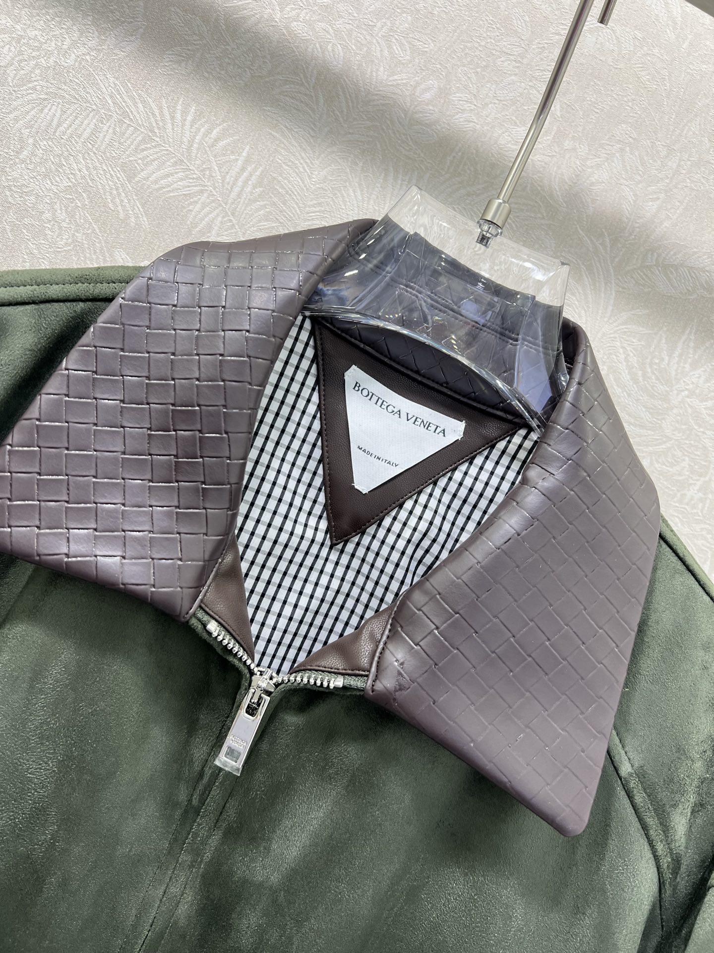 🔥🔥 Bottega Ven*ta 葆蝶家25新款编织皮翻领麂皮绒夹克外套 森系蹙穿搭 内衬黑白格纹 倒