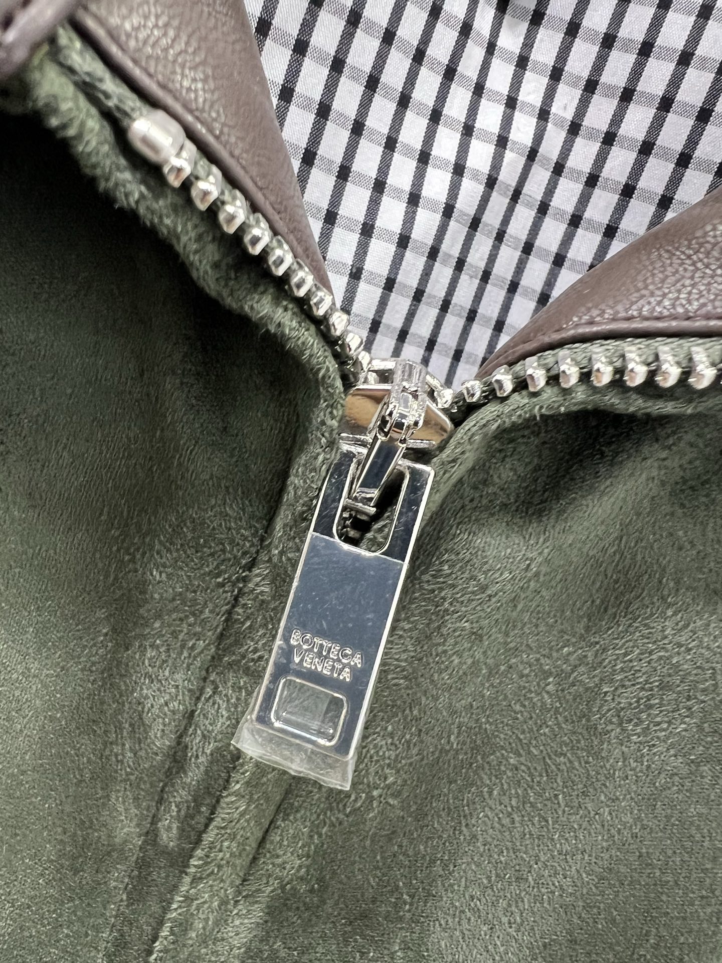 🔥🔥 Bottega Ven*ta 葆蝶家25新款编织皮翻领麂皮绒夹克外套 森系蹙穿搭 内衬黑白格纹 倒