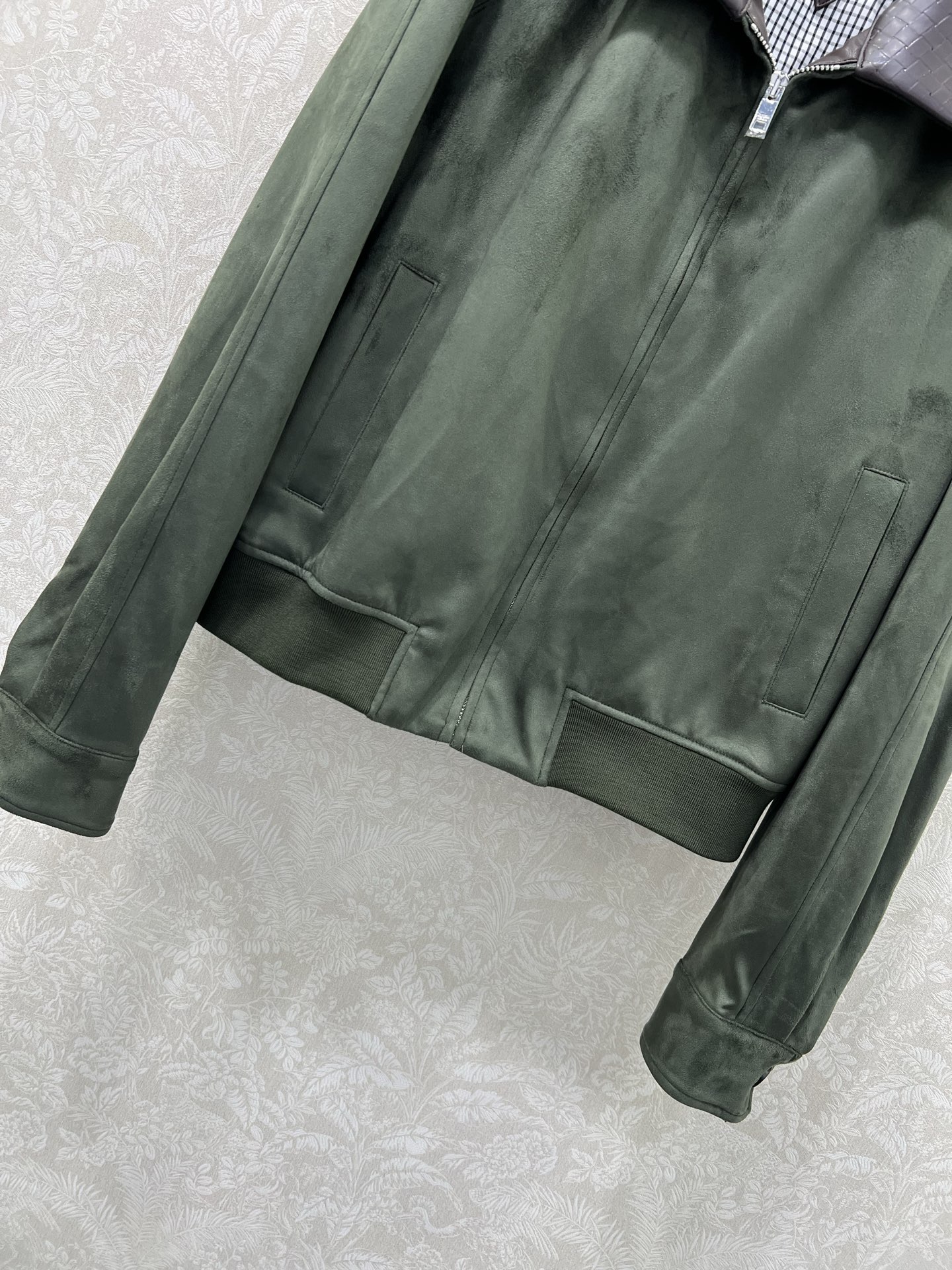 🔥🔥 Bottega Ven*ta 葆蝶家25新款编织皮翻领麂皮绒夹克外套 森系蹙穿搭 内衬黑白格纹 倒