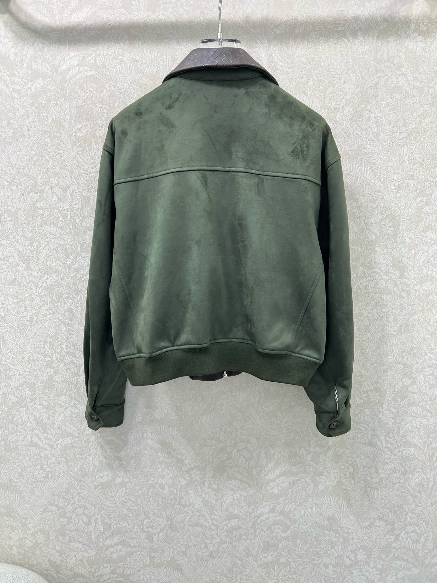 🔥🔥 Bottega Ven*ta 葆蝶家25新款编织皮翻领麂皮绒夹克外套 森系蹙穿搭 内衬黑白格纹 倒