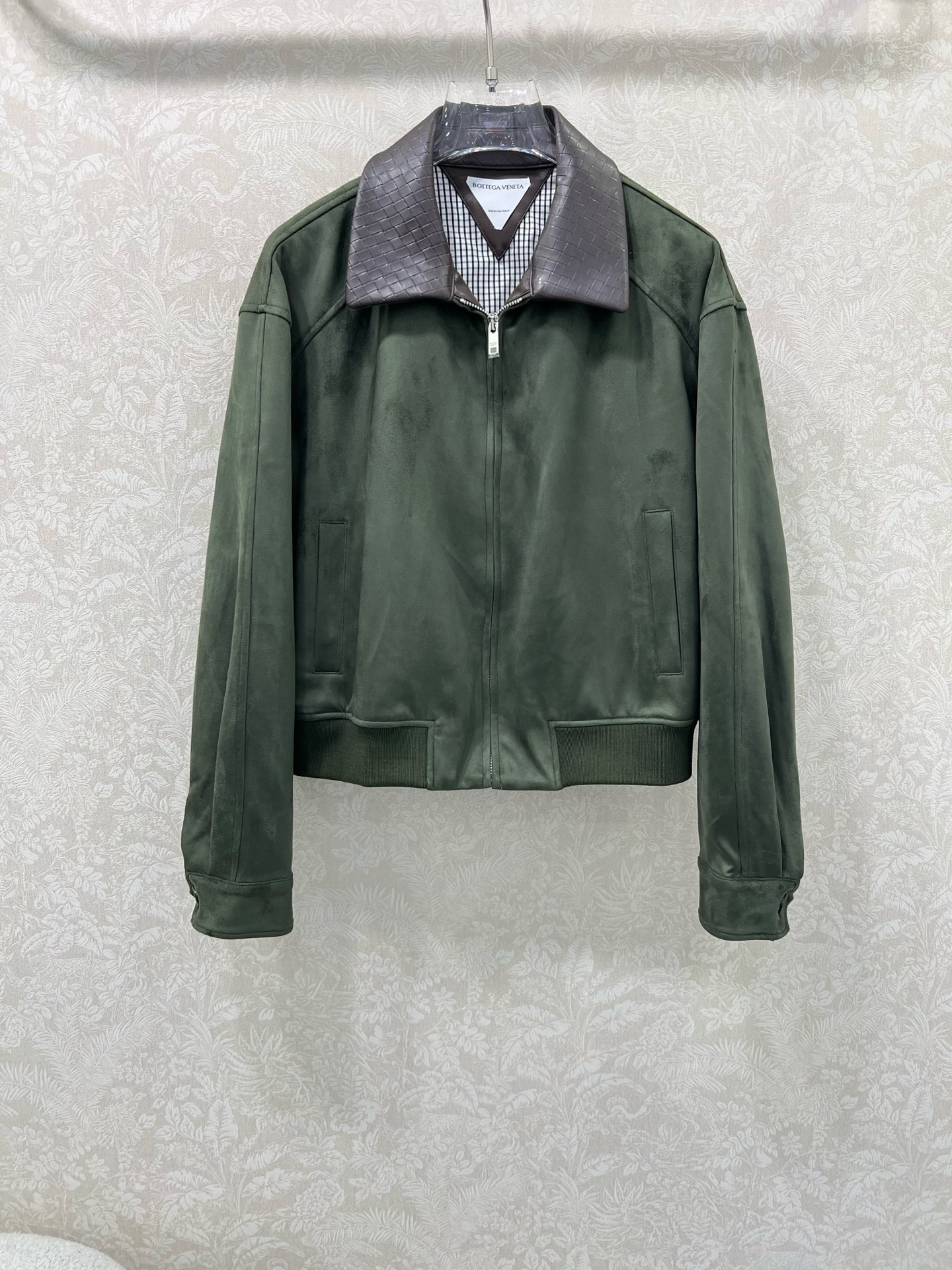 🔥🔥 Bottega Ven*ta 葆蝶家25新款编织皮翻领麂皮绒夹克外套 森系蹙穿搭 内衬黑白格纹 倒