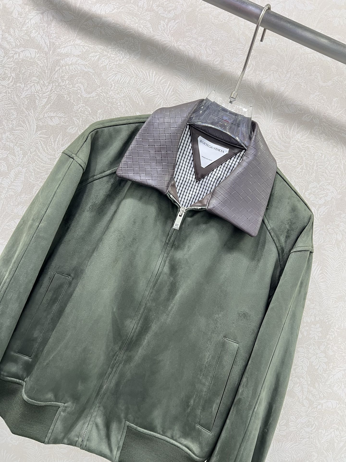 🔥🔥 Bottega Ven*ta 葆蝶家25新款编织皮翻领麂皮绒夹克外套 森系蹙穿搭 内衬黑白格纹 倒