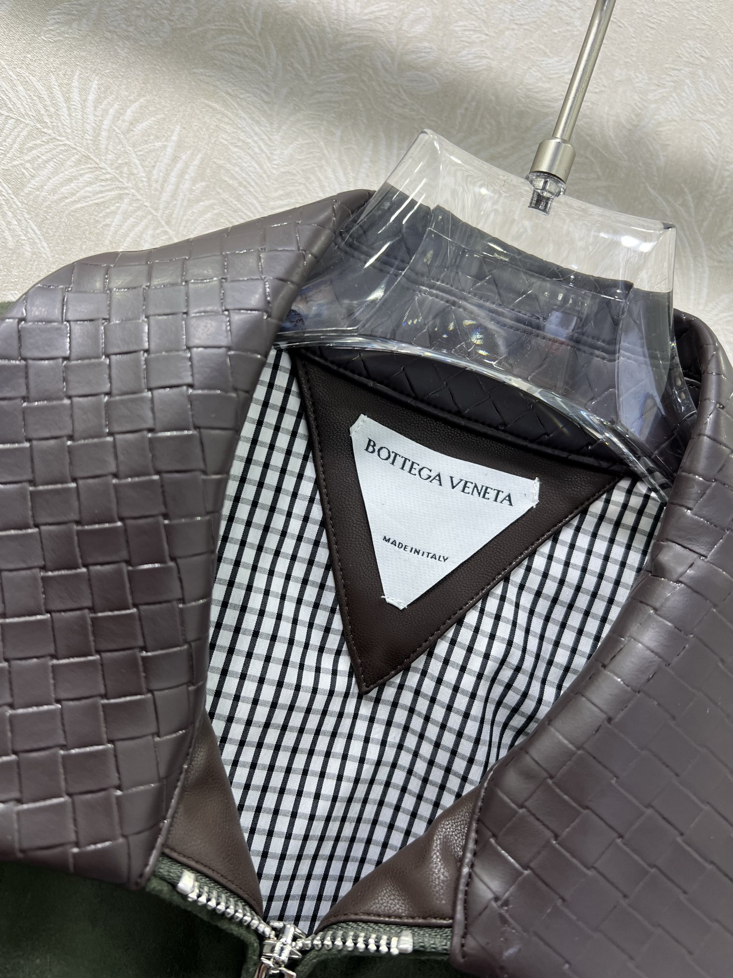 🔥🔥 Bottega Ven*ta 葆蝶家25新款编织皮翻领麂皮绒夹克外套 森系蹙穿搭 内衬黑白格纹 倒