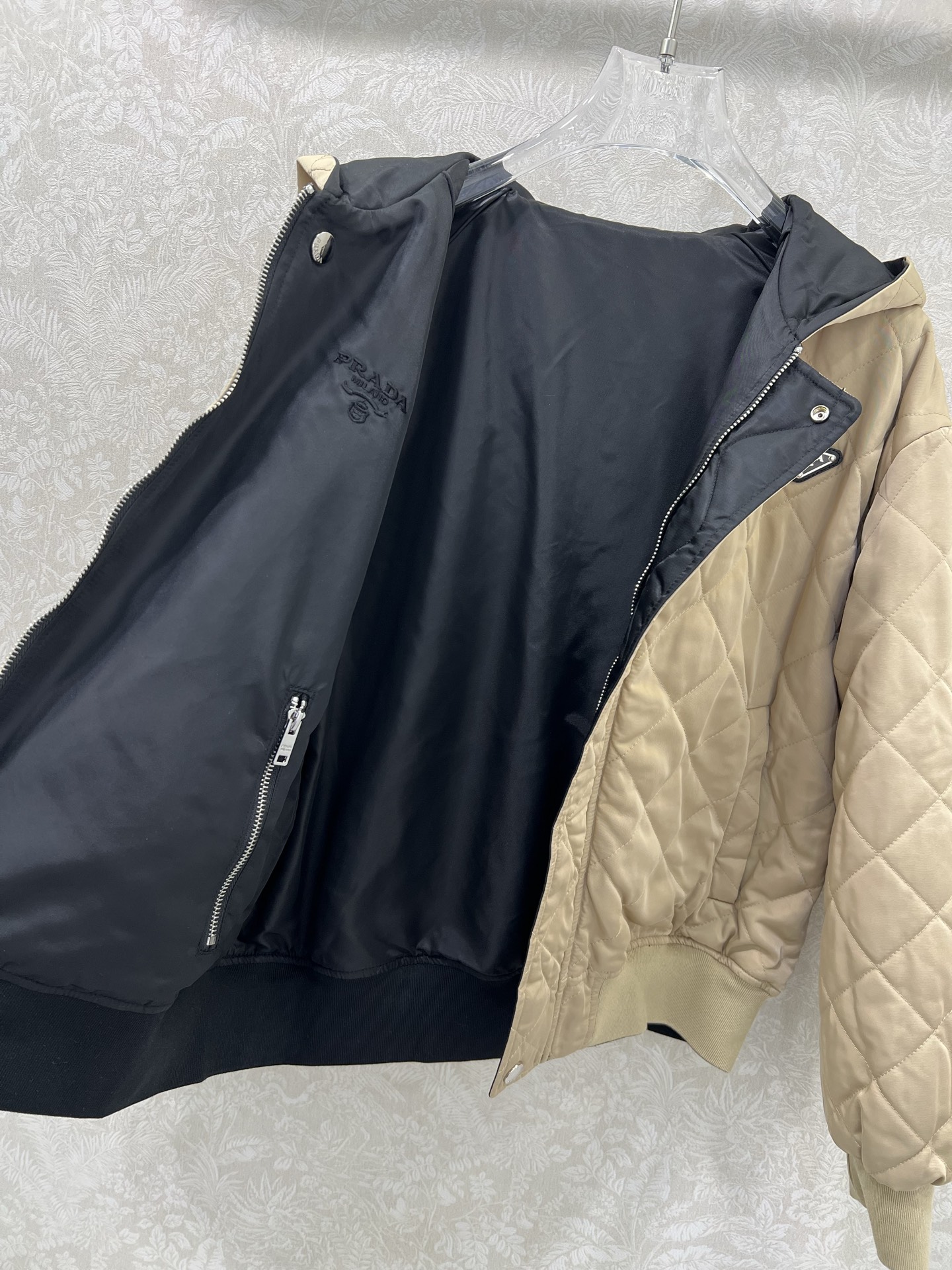 🔥🔥Prad* 25秋冬新款 三角标菱格纹双面穿连帽棉服外套 高版出品！经典菱格纹绗缝，质感高级又饱满。
