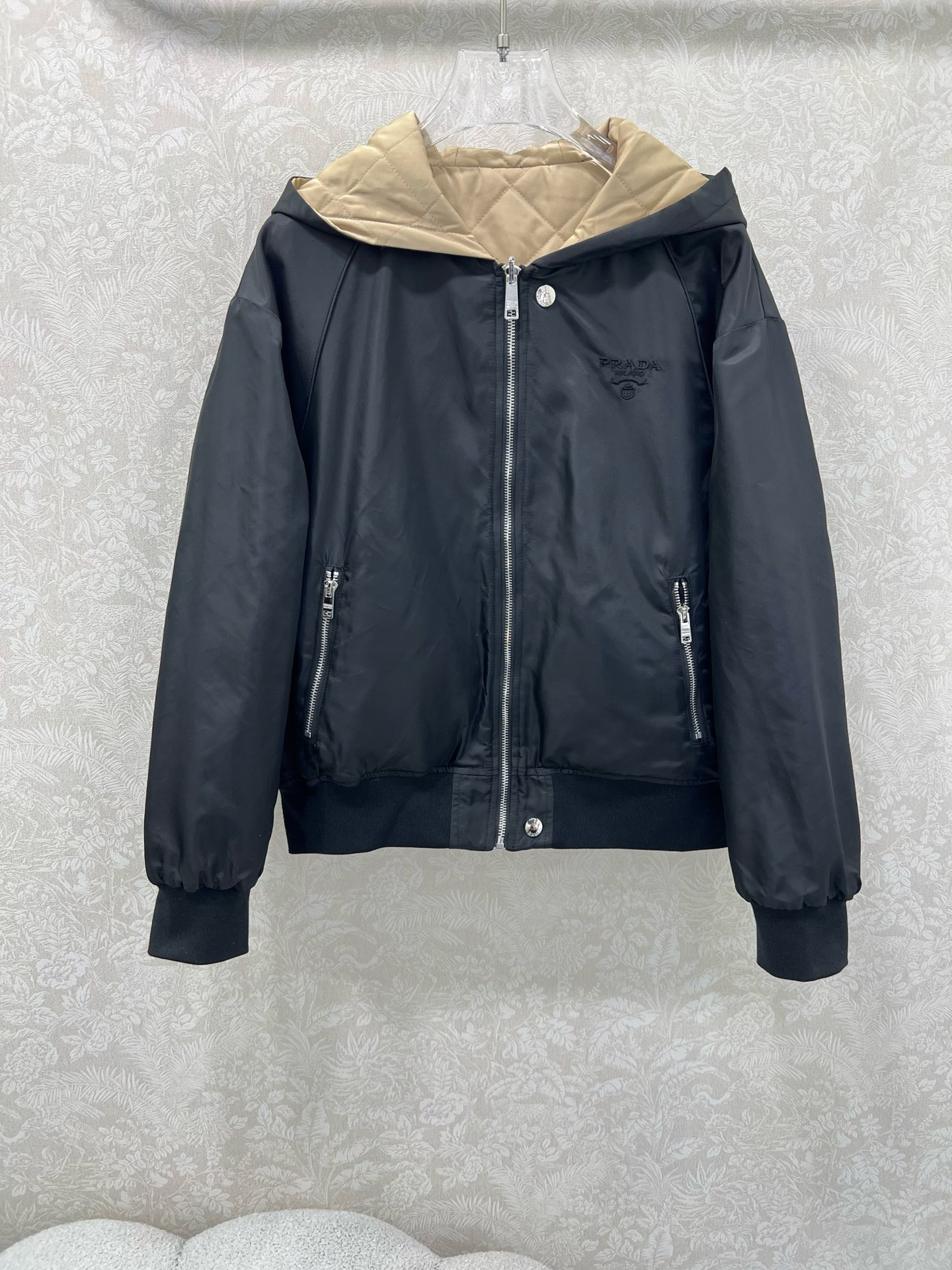 🔥🔥Prad* 25秋冬新款 三角标菱格纹双面穿连帽棉服外套 高版出品！经典菱格纹绗缝，质感高级又饱满。