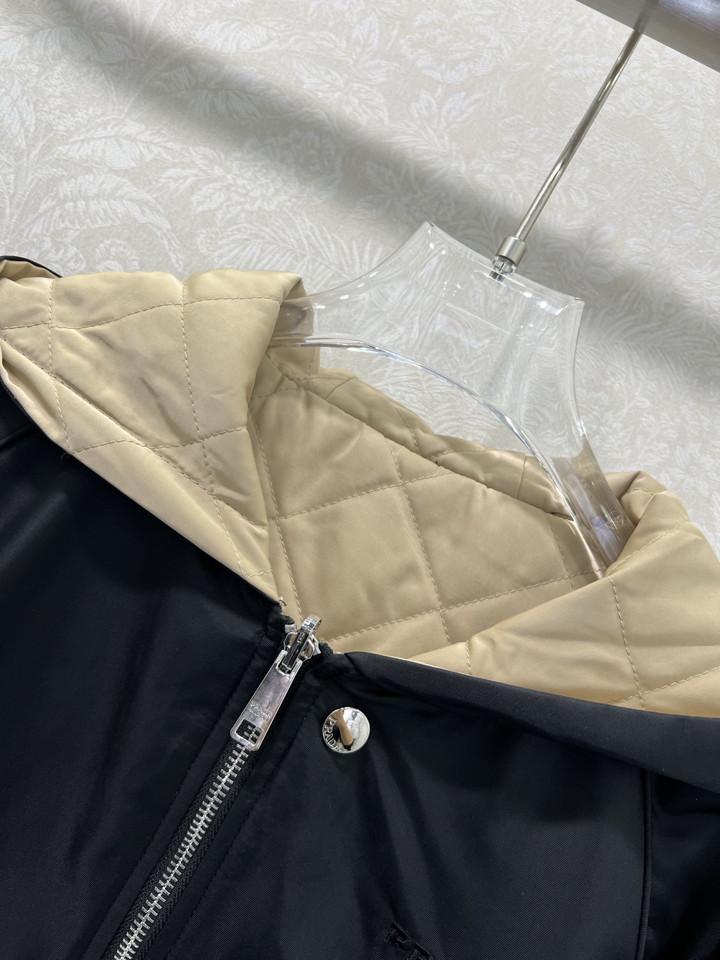 🔥🔥Prad* 25秋冬新款 三角标菱格纹双面穿连帽棉服外套 高版出品！经典菱格纹绗缝，质感高级又饱满。