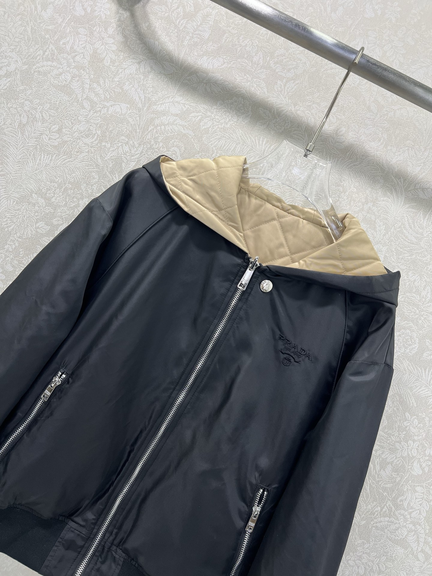 🔥🔥Prad* 25秋冬新款 三角标菱格纹双面穿连帽棉服外套 高版出品！经典菱格纹绗缝，质感高级又饱满。