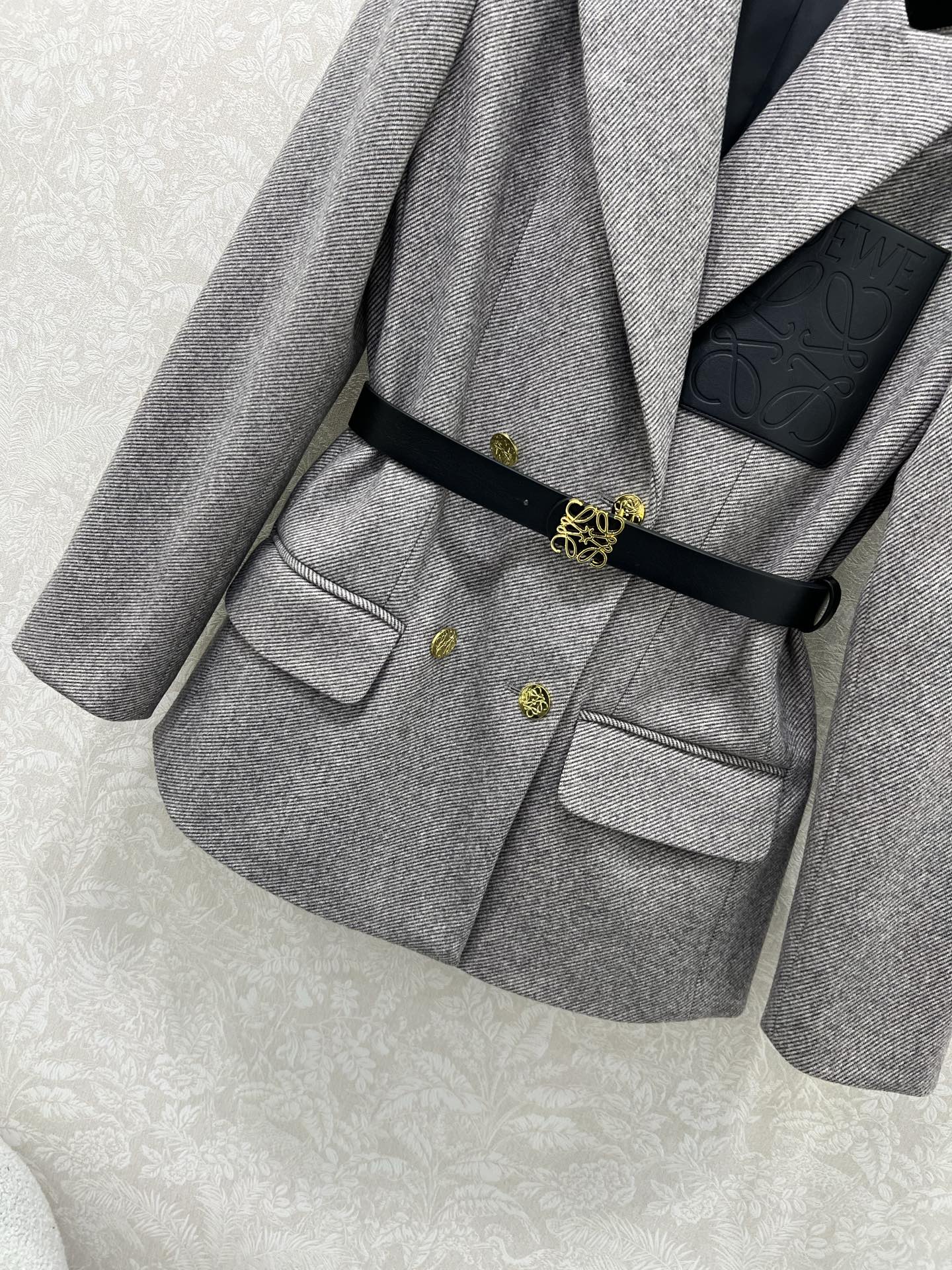 🔥🔥Loew * 25新款高级格雷灰色调双排扣腰带装饰西装外套 定制五金腰带 丝绒翻领穿出法式优雅 又一