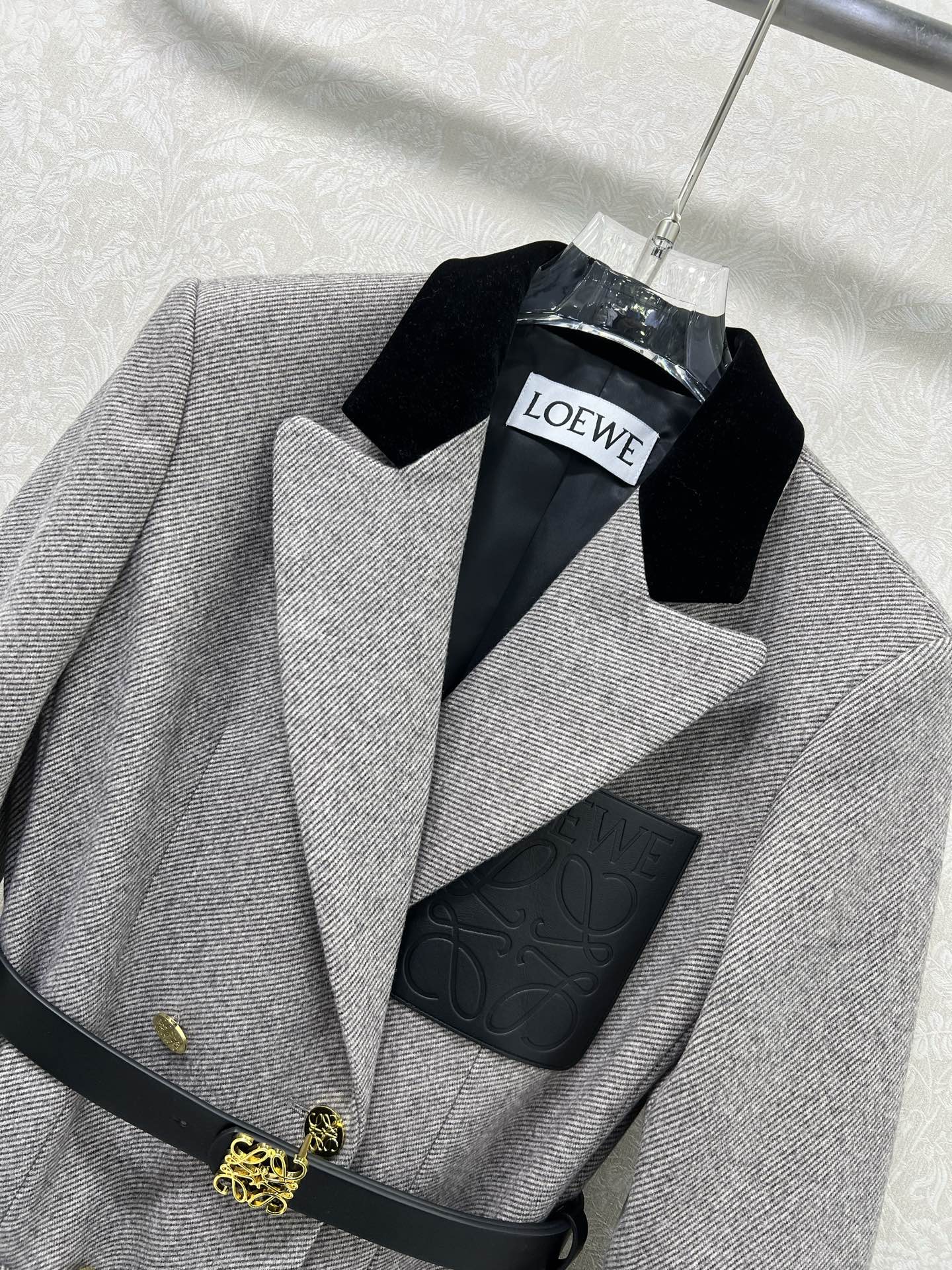 🔥🔥Loew * 25新款高级格雷灰色调双排扣腰带装饰西装外套 定制五金腰带 丝绒翻领穿出法式优雅 又一