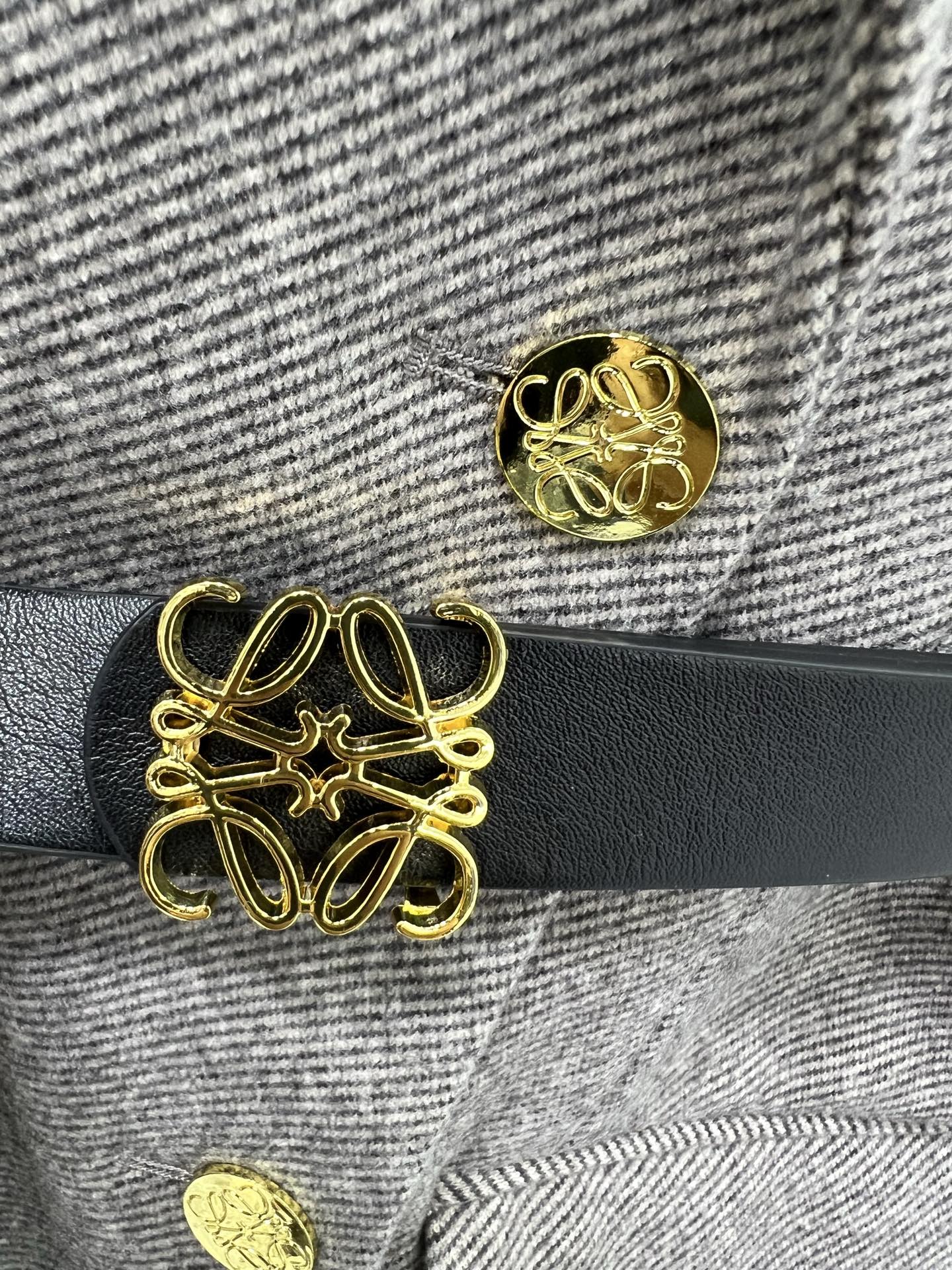 🔥🔥Loew * 25新款高级格雷灰色调双排扣腰带装饰西装外套 定制五金腰带 丝绒翻领穿出法式优雅 又一