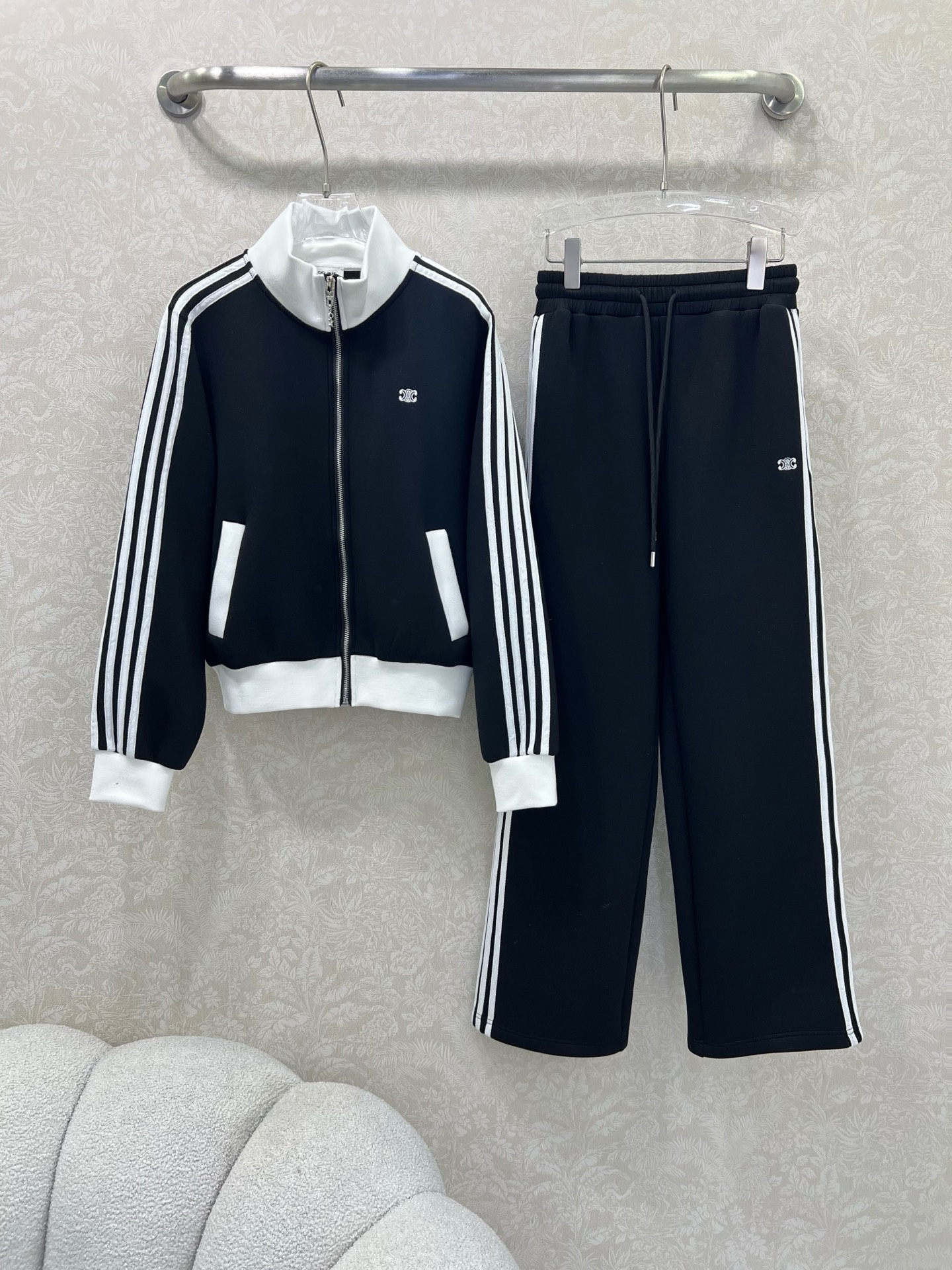 🔥🔥Celin* 25新款 学院风运动休闲夹克套装 整套出售 采用定制的运动风棉质面料，定制五金 轻薄柔