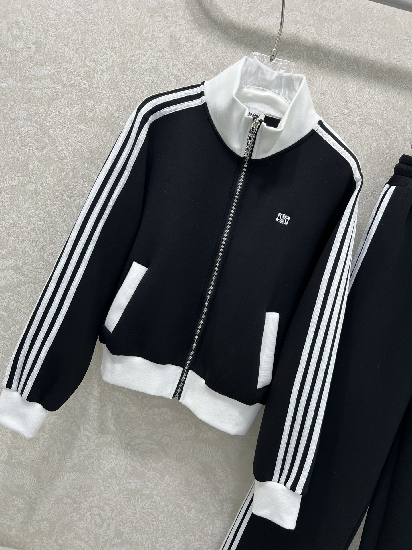 🔥🔥Celin* 25新款 学院风运动休闲夹克套装 整套出售 采用定制的运动风棉质面料，定制五金 轻薄柔