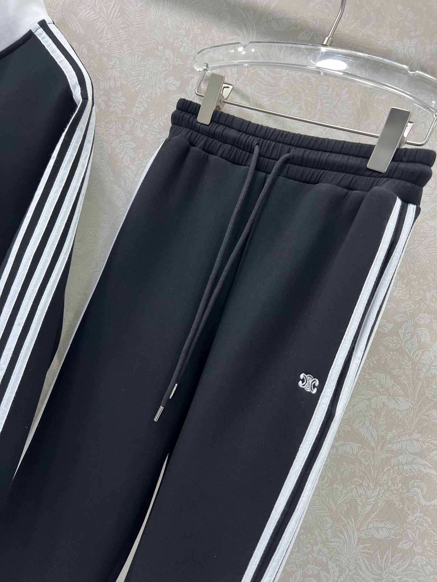 🔥🔥Celin* 25新款 学院风运动休闲夹克套装 整套出售 采用定制的运动风棉质面料，定制五金 轻薄柔