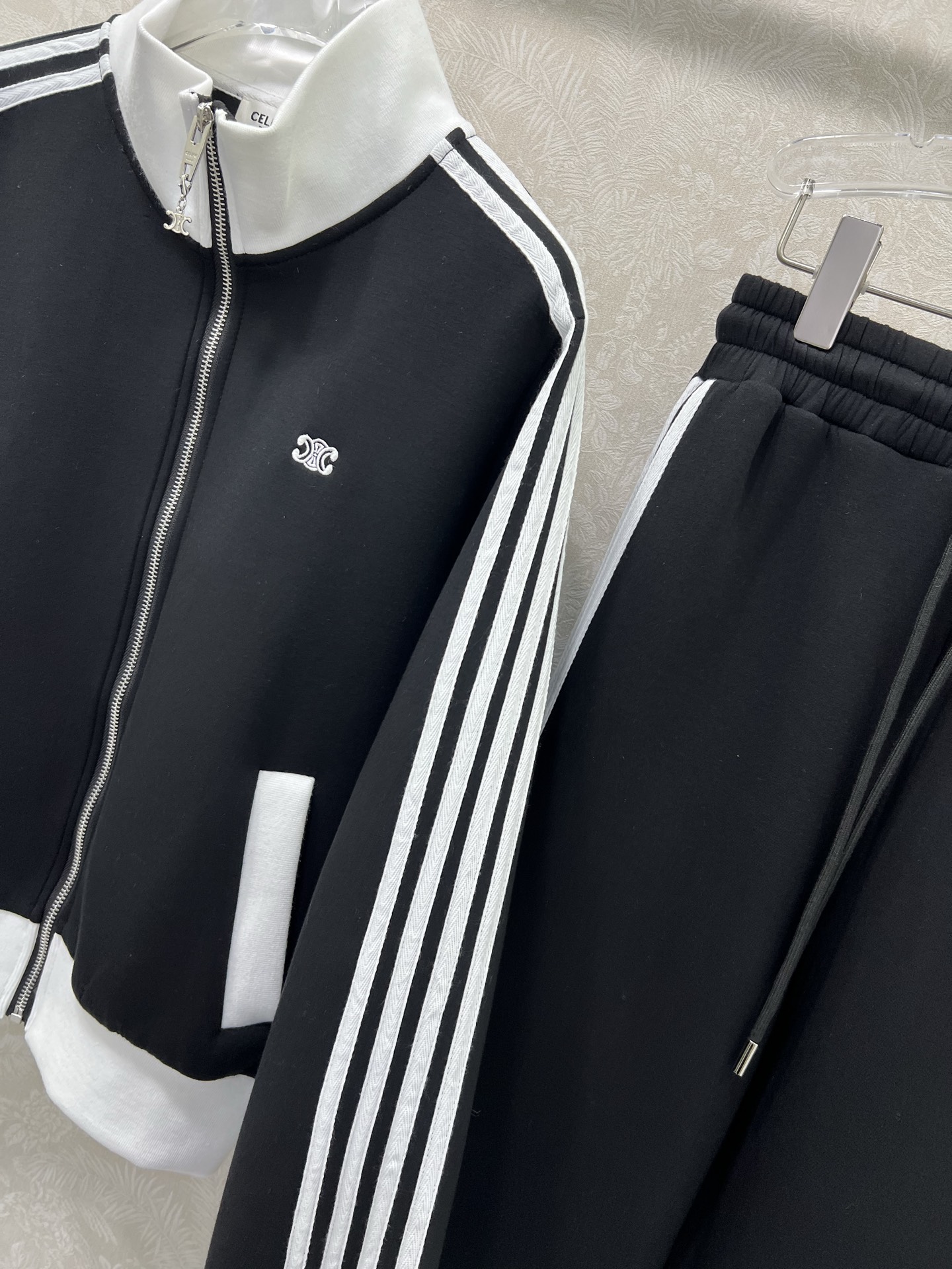 🔥🔥Celin* 25新款 学院风运动休闲夹克套装 整套出售 采用定制的运动风棉质面料，定制五金 轻薄柔