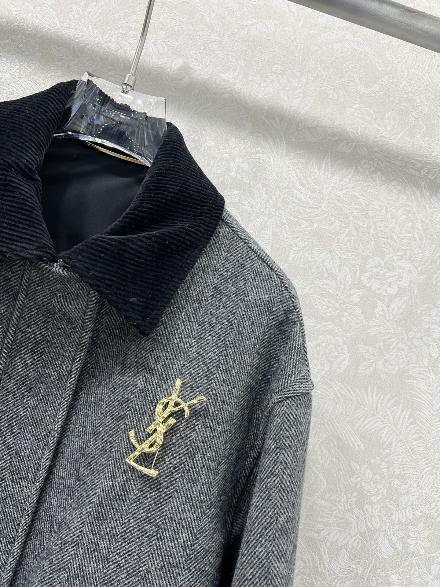 🔥🔥ysl*25新款毛呢外套 高级格雷灰系列 翻领灯芯绒设计 胸前搭配可拆卸胸针 下摆口袋微收边设计 可