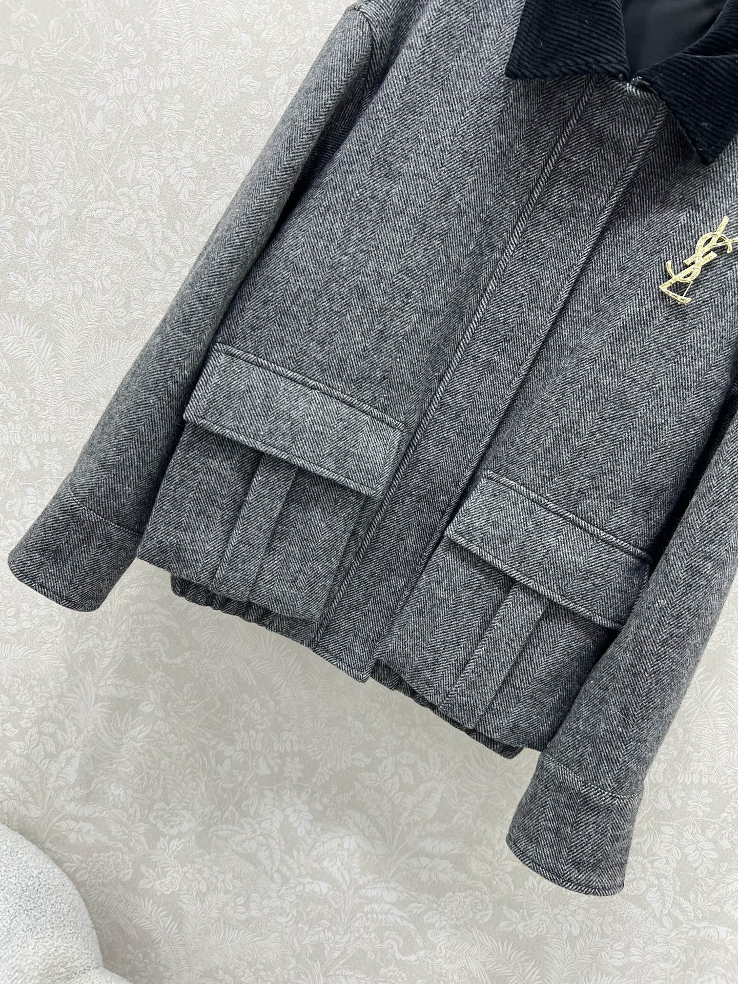 🔥🔥ysl*25新款毛呢外套 高级格雷灰系列 翻领灯芯绒设计 胸前搭配可拆卸胸针 下摆口袋微收边设计 可