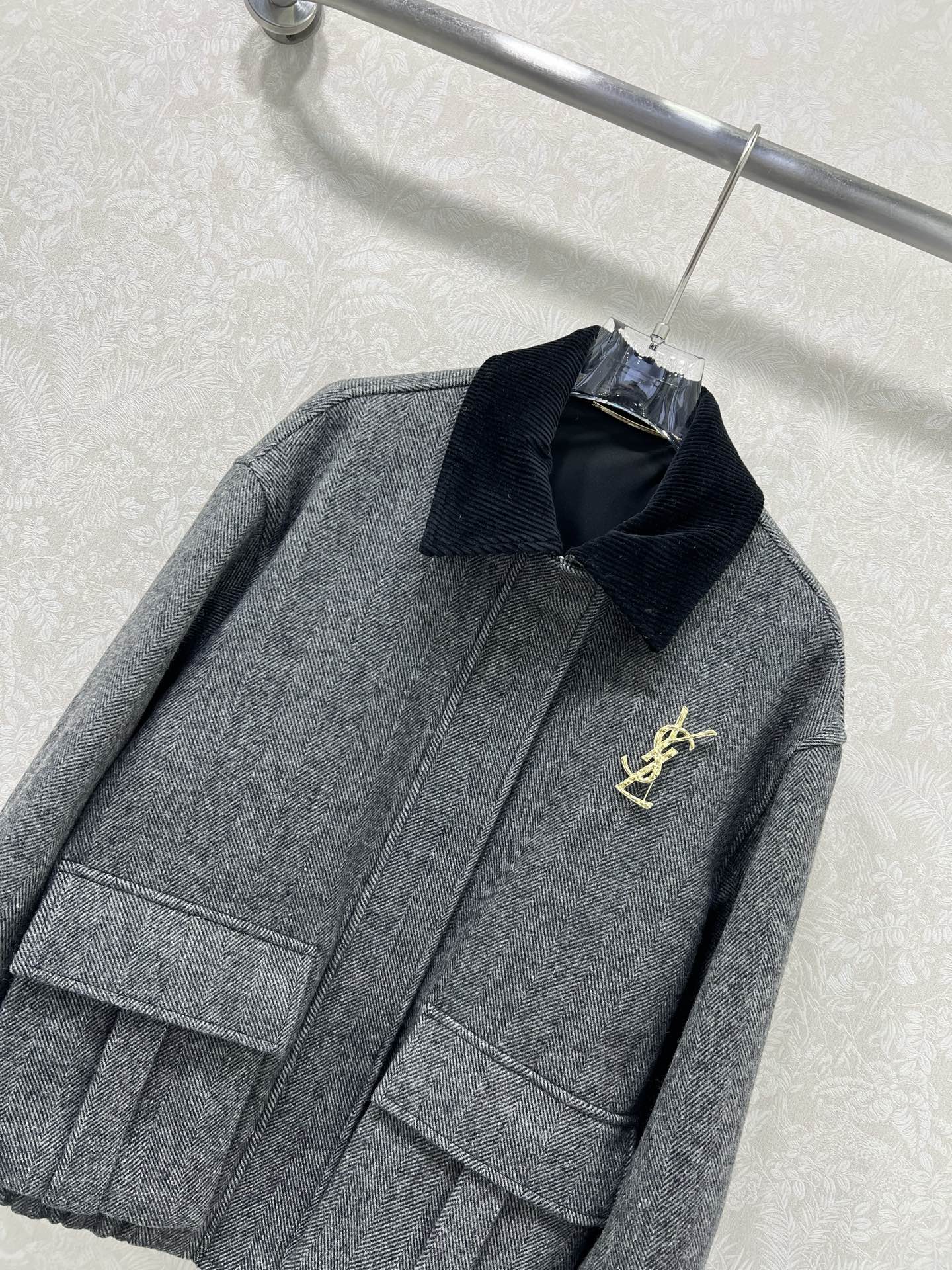 🔥🔥ysl*25新款毛呢外套 高级格雷灰系列 翻领灯芯绒设计 胸前搭配可拆卸胸针 下摆口袋微收边设计 可