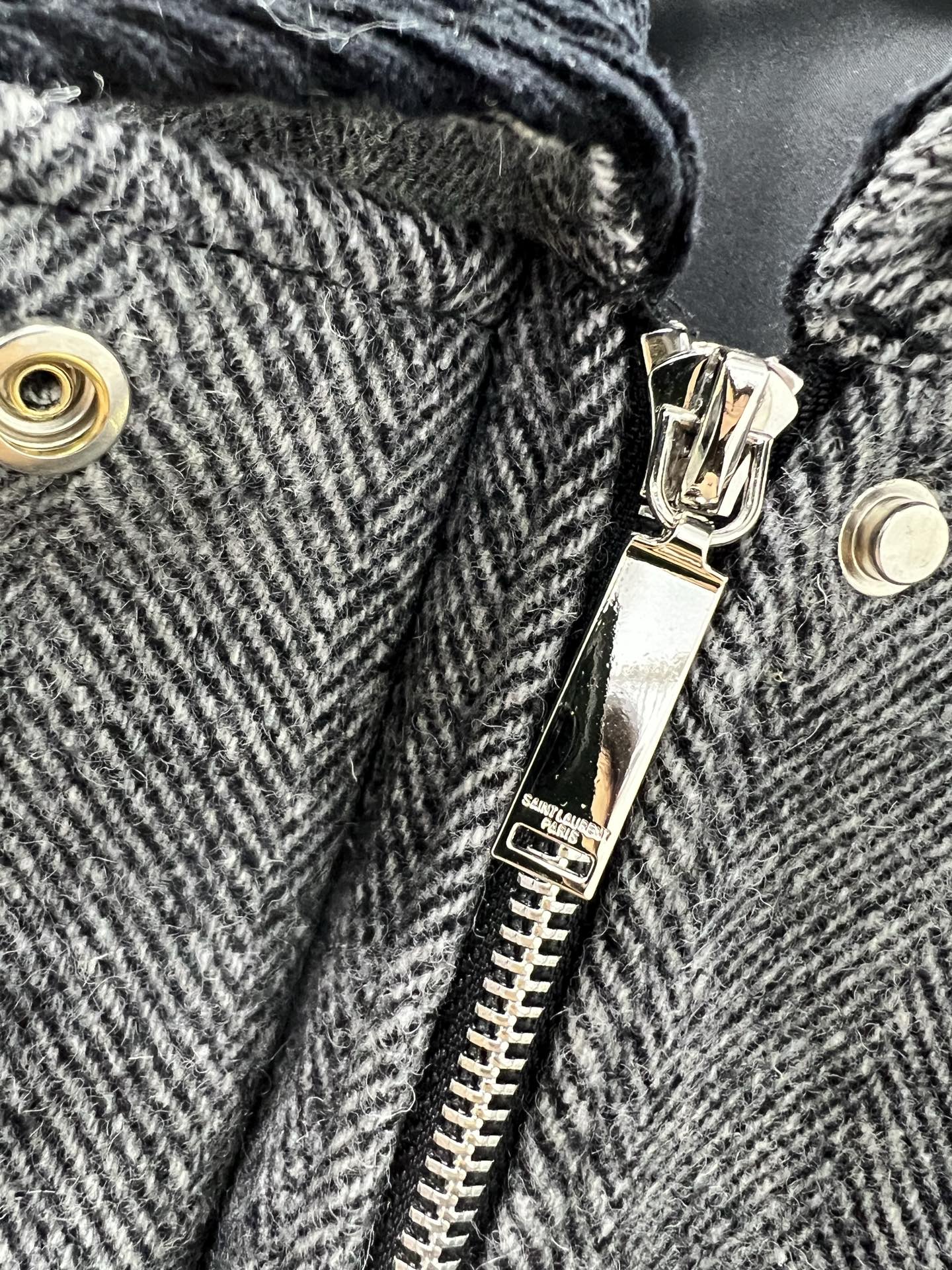 🔥🔥ysl*25新款毛呢外套 高级格雷灰系列 翻领灯芯绒设计 胸前搭配可拆卸胸针 下摆口袋微收边设计 可