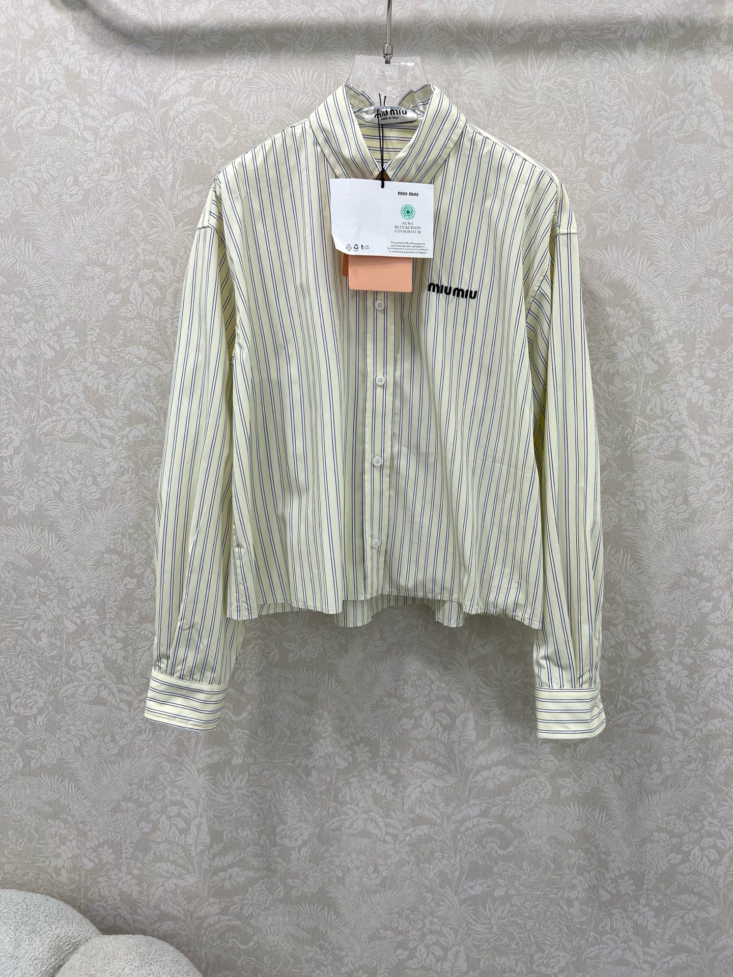 🔥🔥Miumi*25新款翻领米杏条纹衬衣定制YB斜纹全棉材质 亲肤舒适 吸湿透气 通体竖列条纹交织 松弛