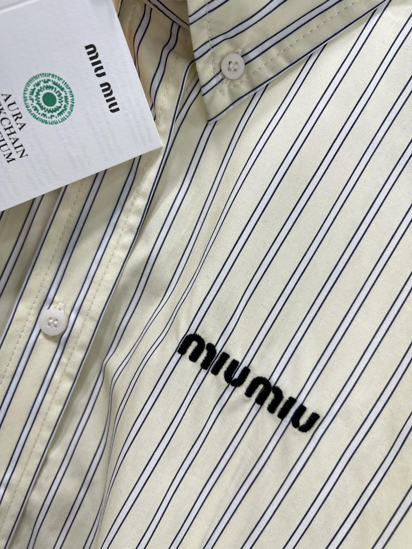 🔥🔥Miumi*25新款翻领米杏条纹衬衣定制YB斜纹全棉材质 亲肤舒适 吸湿透气 通体竖列条纹交织 松弛