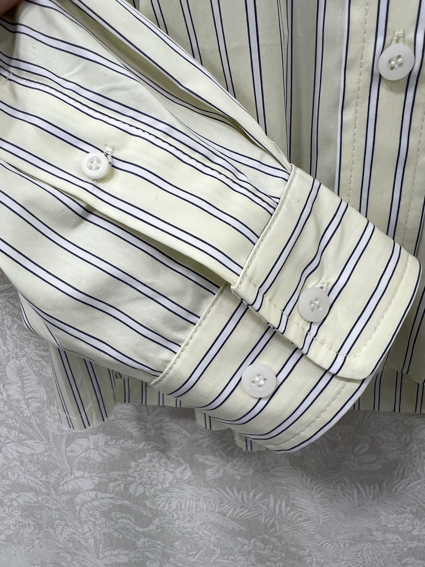 🔥🔥Miumi*25新款翻领米杏条纹衬衣定制YB斜纹全棉材质 亲肤舒适 吸湿透气 通体竖列条纹交织 松弛