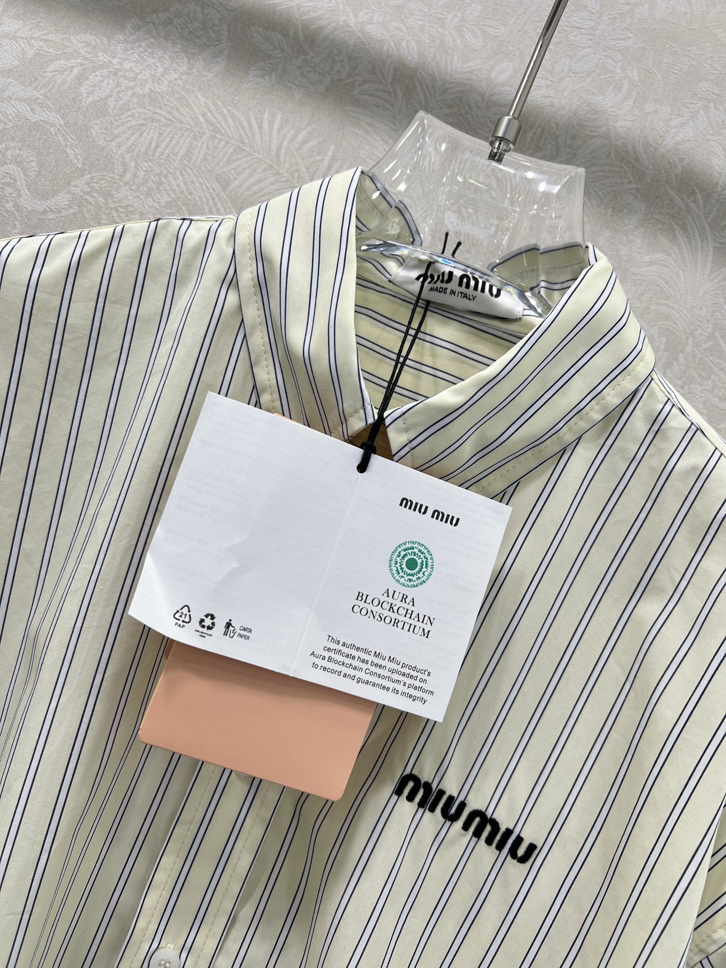 🔥🔥Miumi*25新款翻领米杏条纹衬衣定制YB斜纹全棉材质 亲肤舒适 吸湿透气 通体竖列条纹交织 松弛