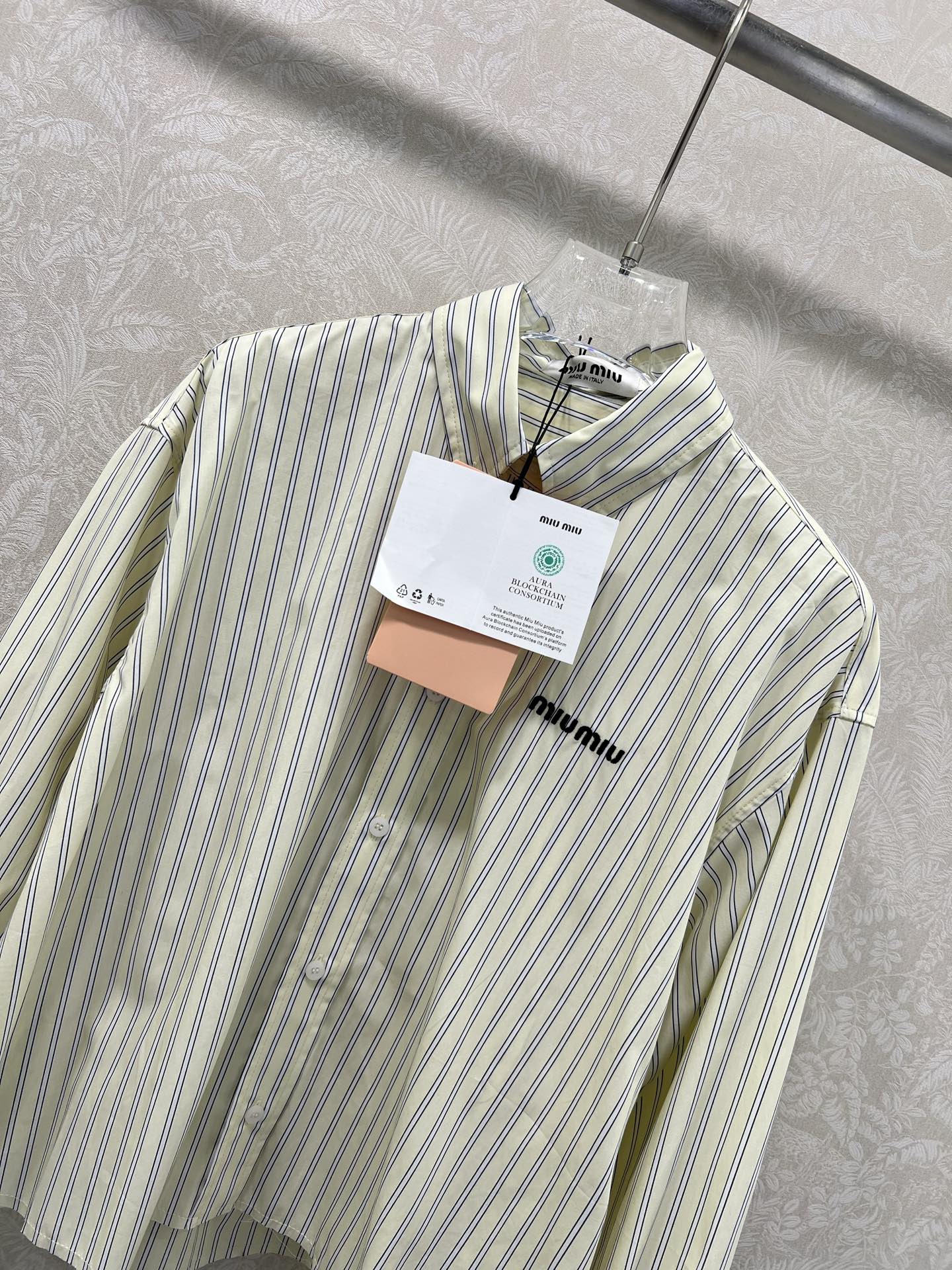 🔥🔥Miumi*25新款翻领米杏条纹衬衣定制YB斜纹全棉材质 亲肤舒适 吸湿透气 通体竖列条纹交织 松弛