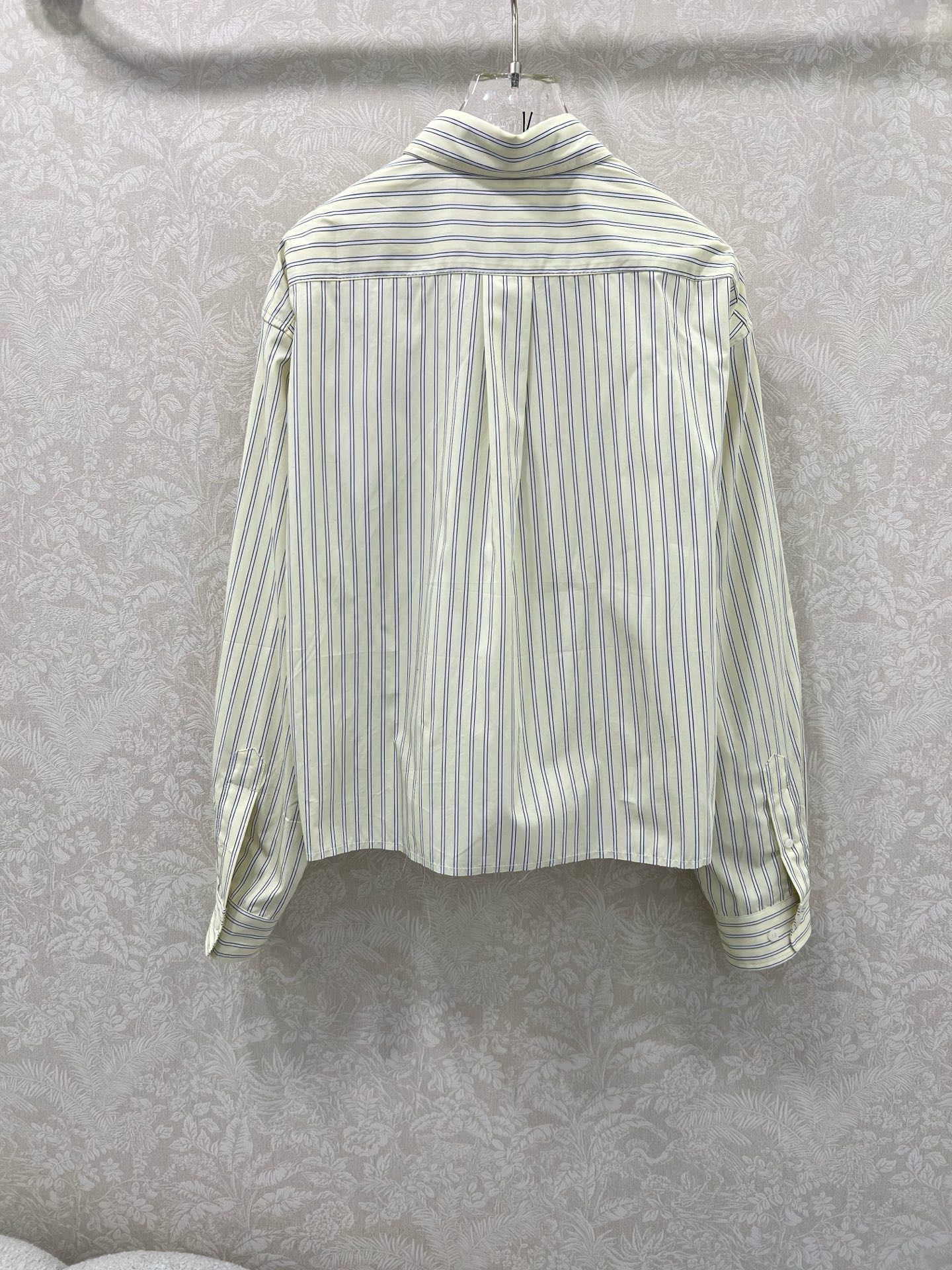 🔥🔥Miumi*25新款翻领米杏条纹衬衣定制YB斜纹全棉材质 亲肤舒适 吸湿透气 通体竖列条纹交织 松弛