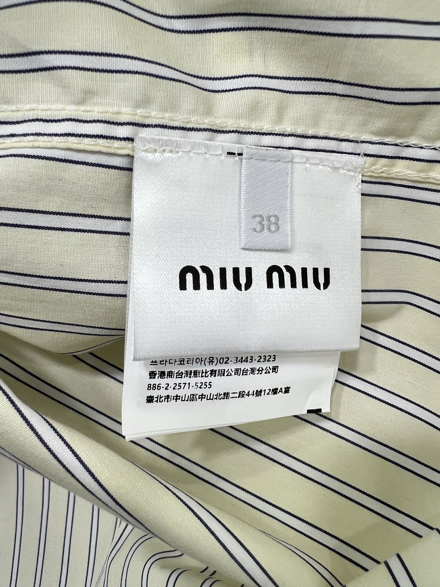 🔥🔥Miumi*25新款翻领米杏条纹衬衣定制YB斜纹全棉材质 亲肤舒适 吸湿透气 通体竖列条纹交织 松弛