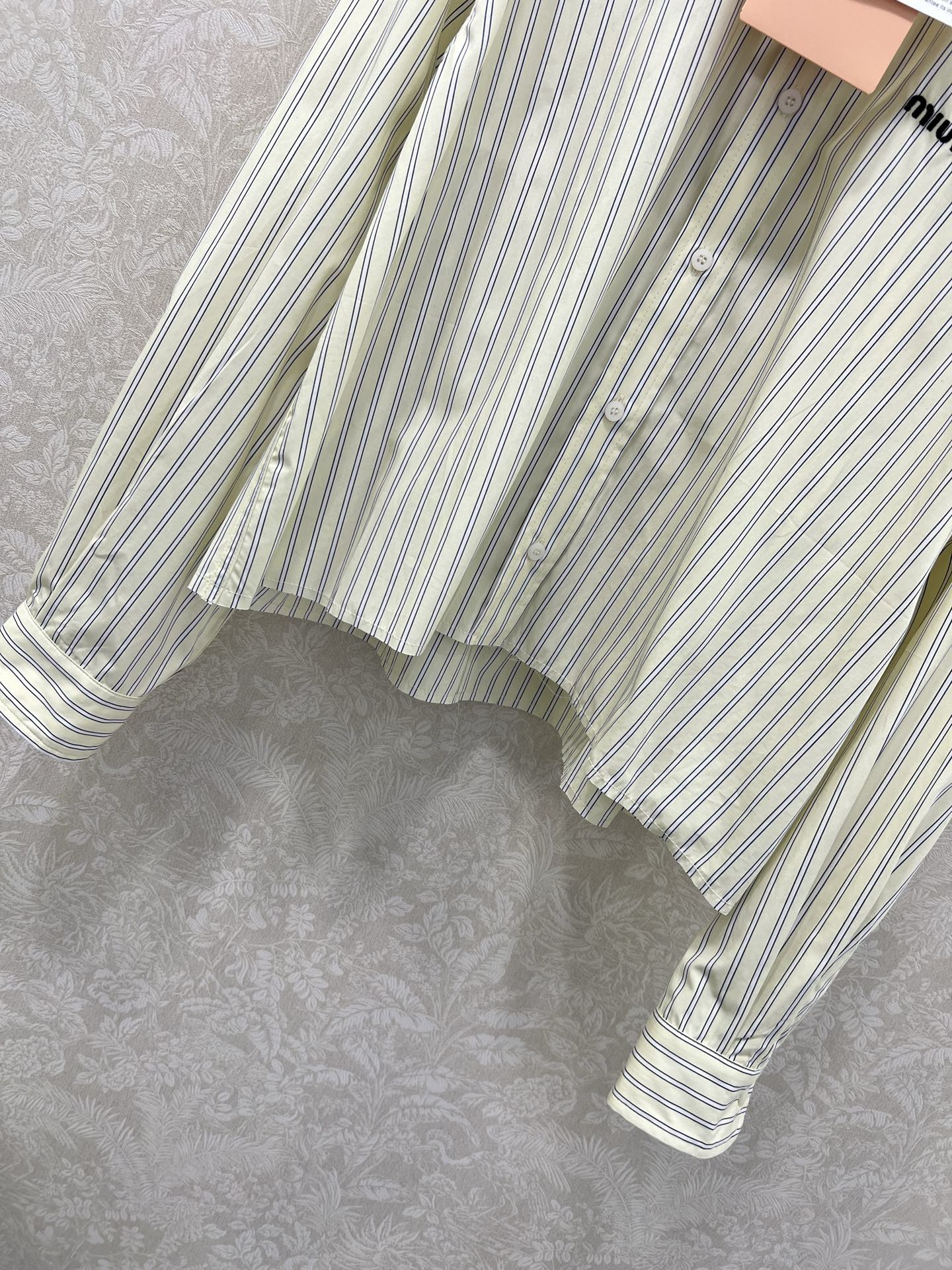 🔥🔥Miumi*25新款翻领米杏条纹衬衣定制YB斜纹全棉材质 亲肤舒适 吸湿透气 通体竖列条纹交织 松弛