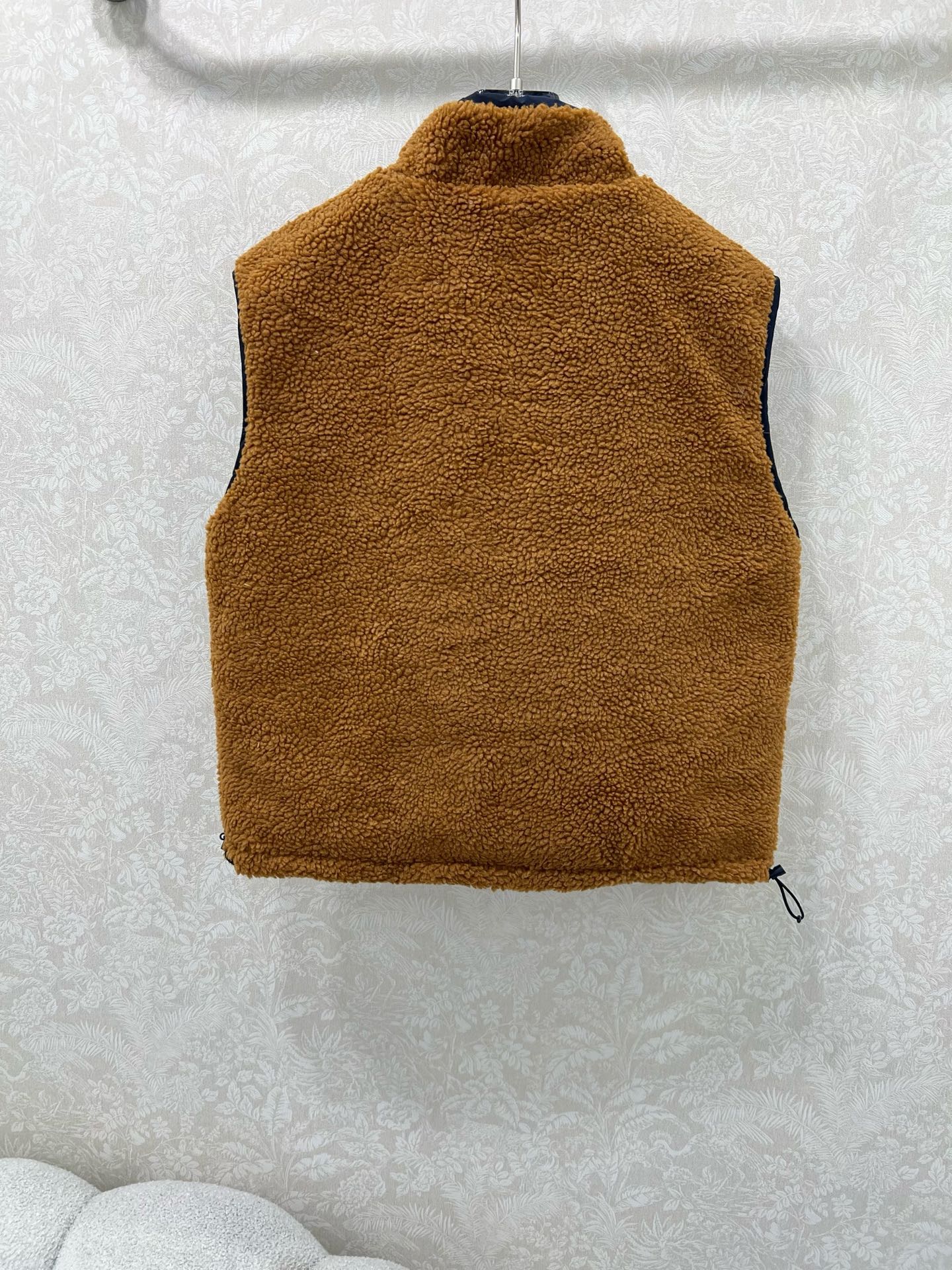 🔥🔥Miu Mi* 25秋冬新款泰迪羽绒马甲 高版出品！外层是蓬松泰迪绒，焦糖棕肌理自带暖调氛围，触肤软