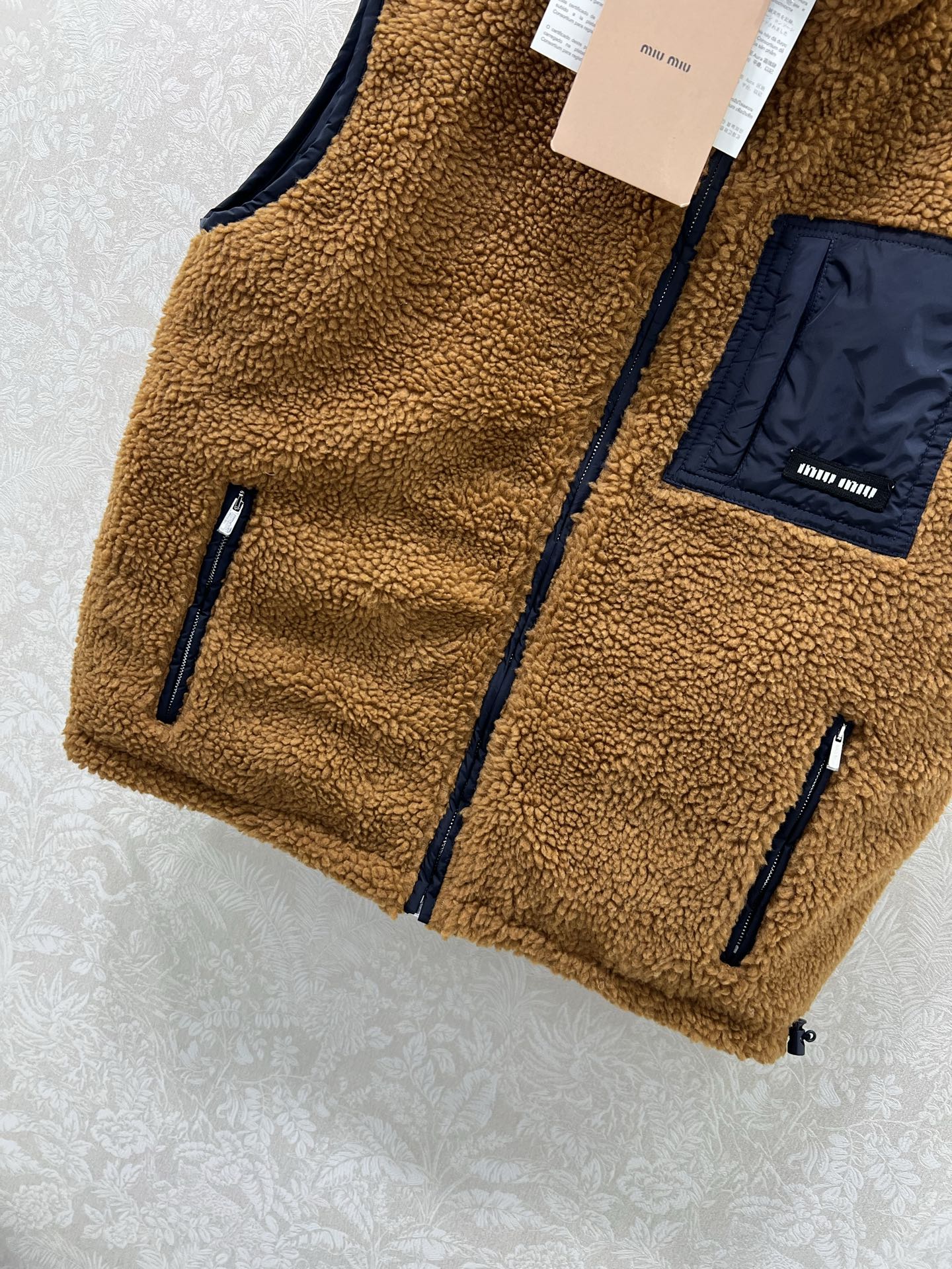 🔥🔥Miu Mi* 25秋冬新款泰迪羽绒马甲 高版出品！外层是蓬松泰迪绒，焦糖棕肌理自带暖调氛围，触肤软