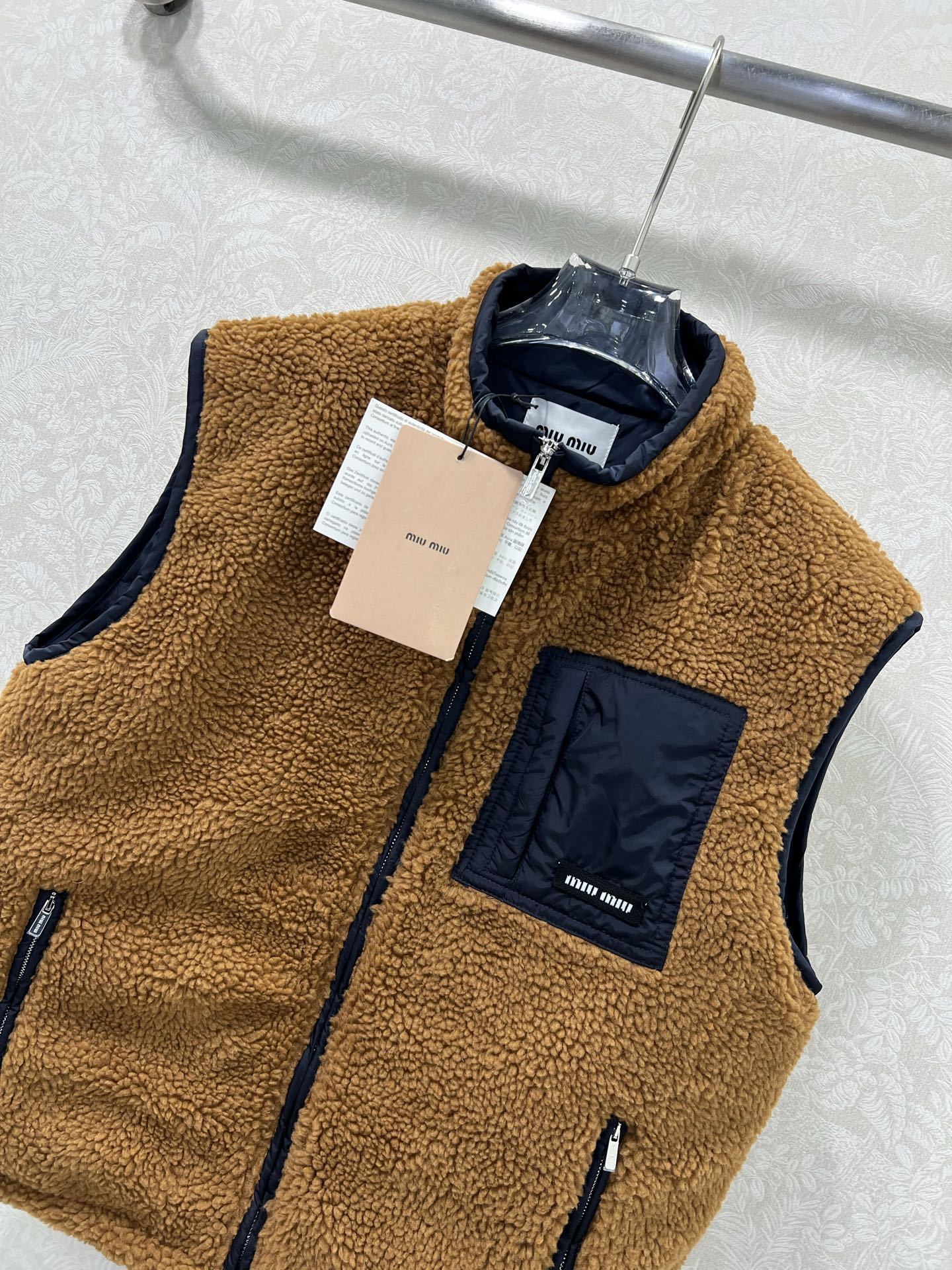 🔥🔥Miu Mi* 25秋冬新款泰迪羽绒马甲 高版出品！外层是蓬松泰迪绒，焦糖棕肌理自带暖调氛围，触肤软