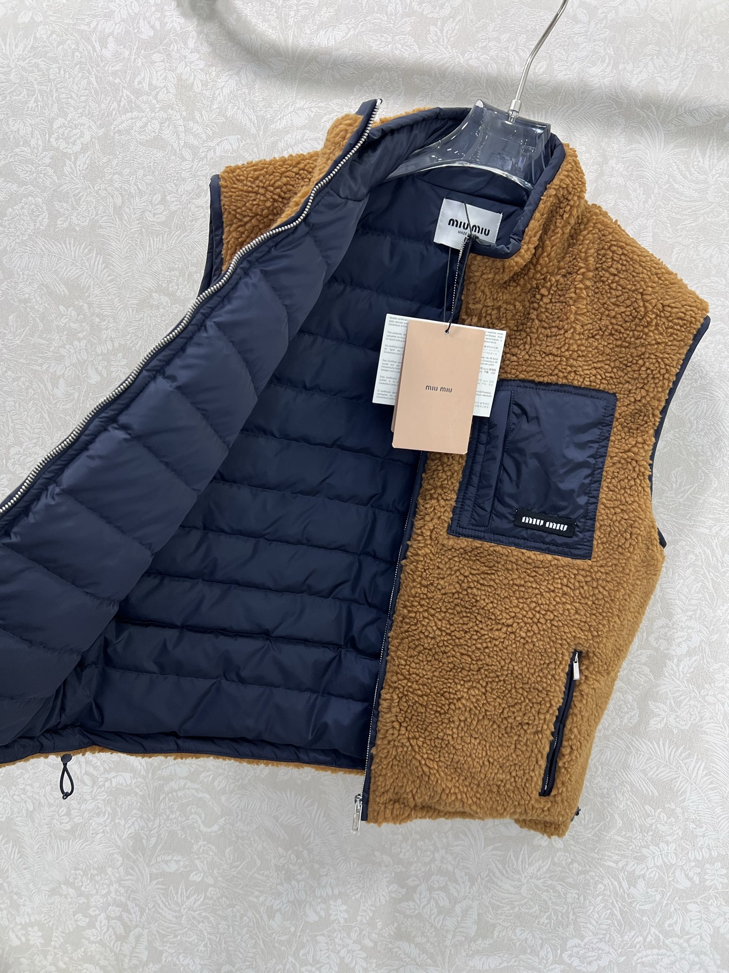 🔥🔥Miu Mi* 25秋冬新款泰迪羽绒马甲 高版出品！外层是蓬松泰迪绒，焦糖棕肌理自带暖调氛围，触肤软