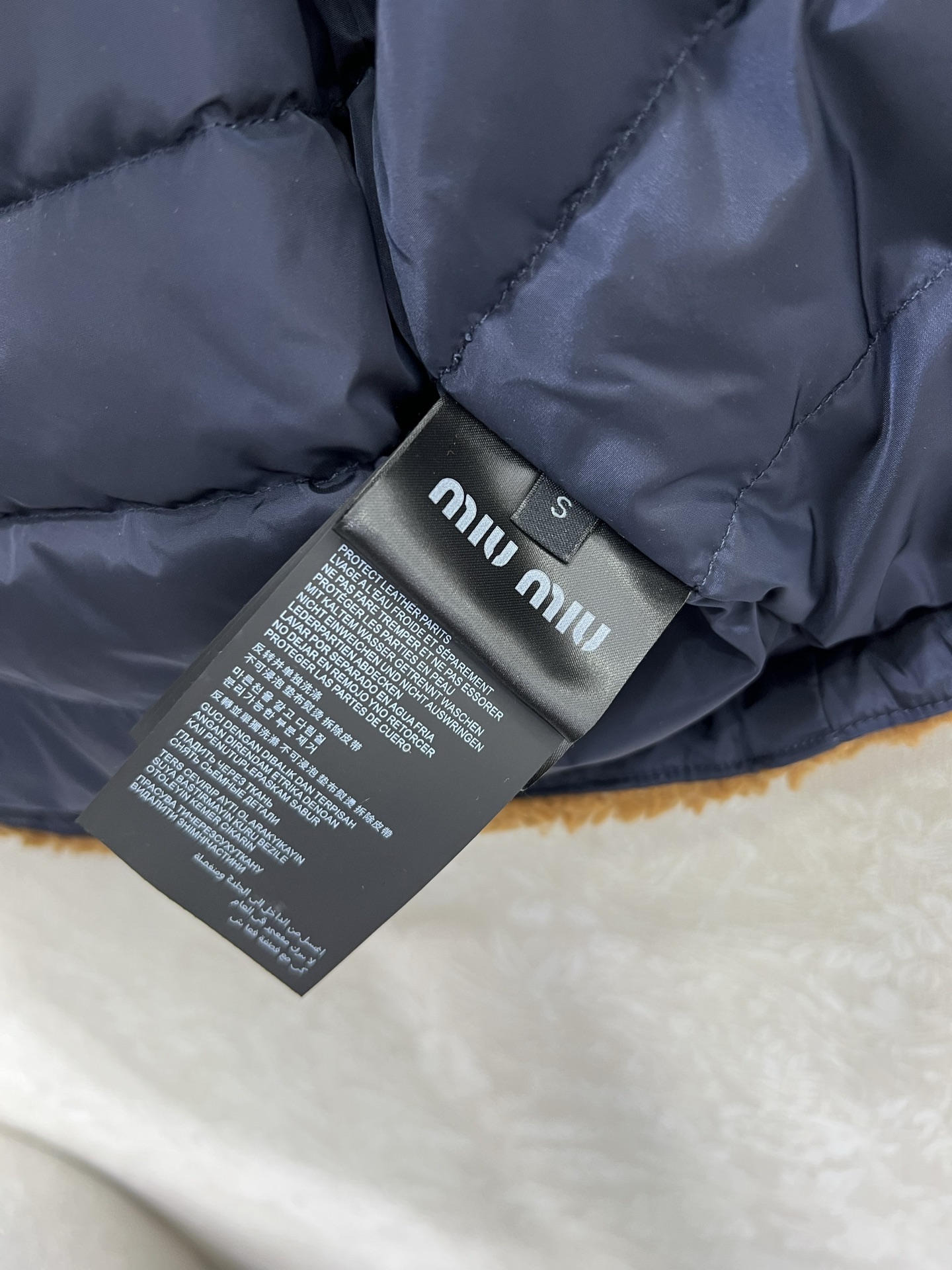 🔥🔥Miu Mi* 25秋冬新款泰迪羽绒马甲 高版出品！外层是蓬松泰迪绒，焦糖棕肌理自带暖调氛围，触肤软