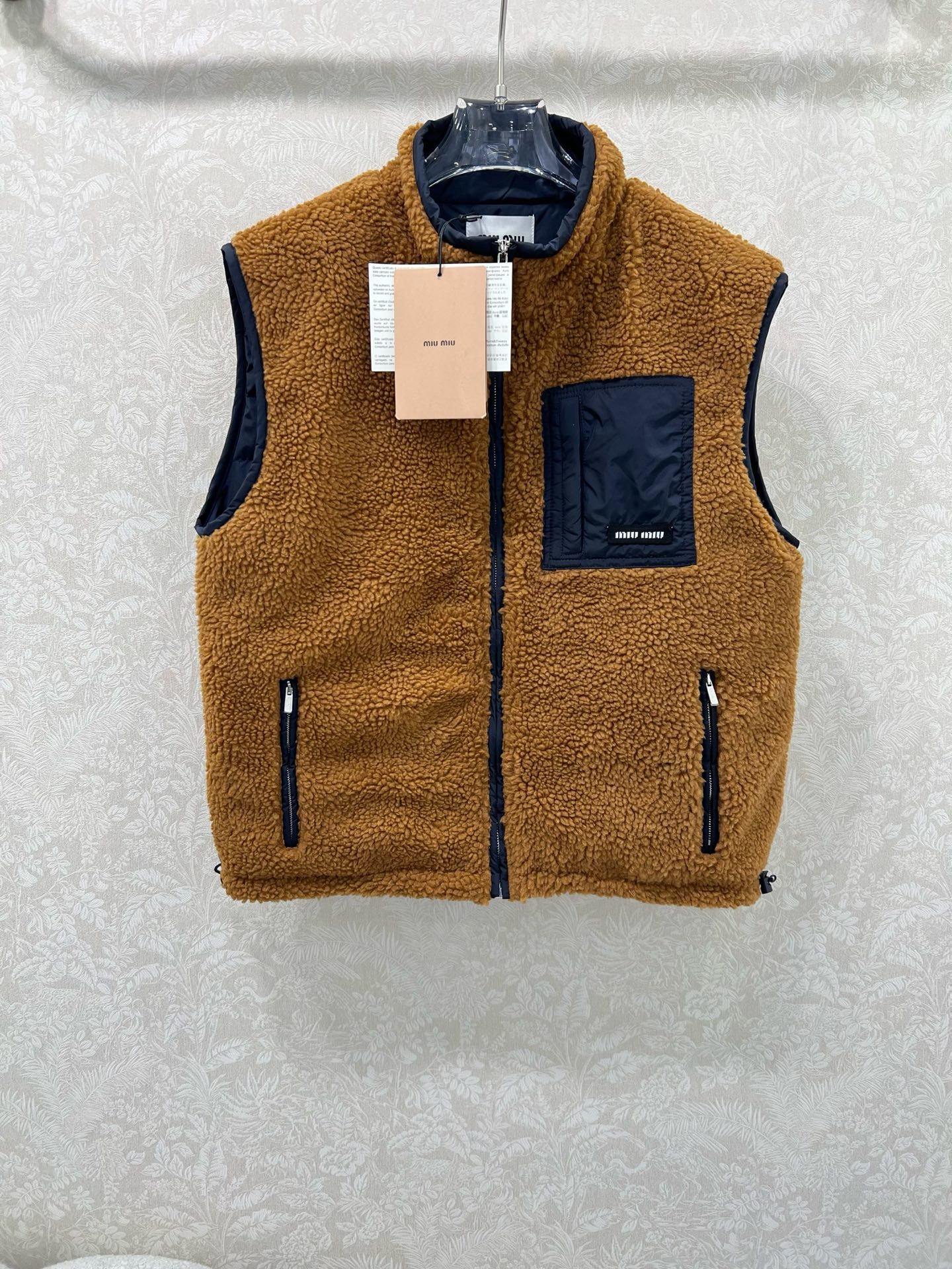 🔥🔥Miu Mi* 25秋冬新款泰迪羽绒马甲 高版出品！外层是蓬松泰迪绒，焦糖棕肌理自带暖调氛围，触肤软