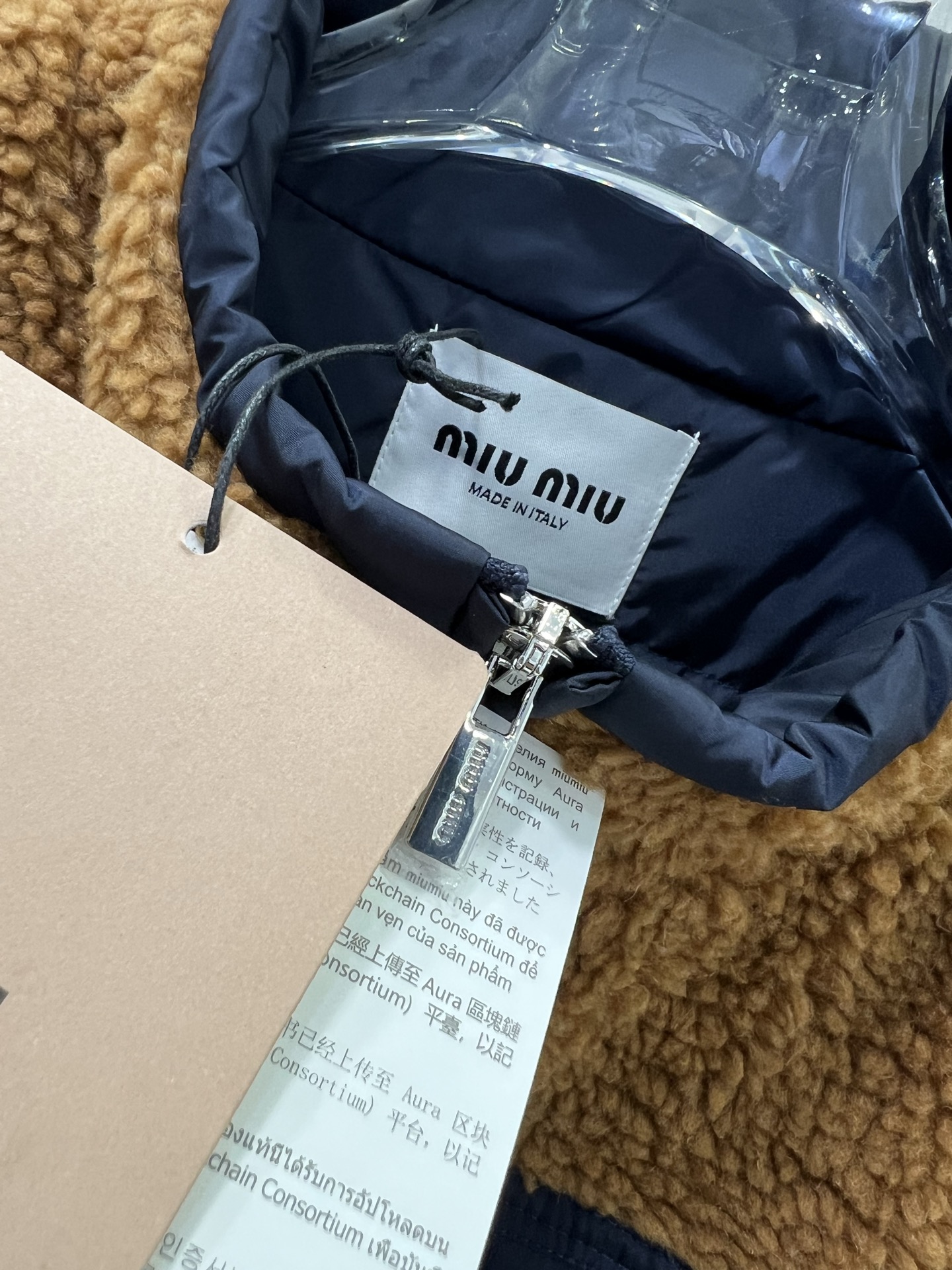 🔥🔥Miu Mi* 25秋冬新款泰迪羽绒马甲 高版出品！外层是蓬松泰迪绒，焦糖棕肌理自带暖调氛围，触肤软