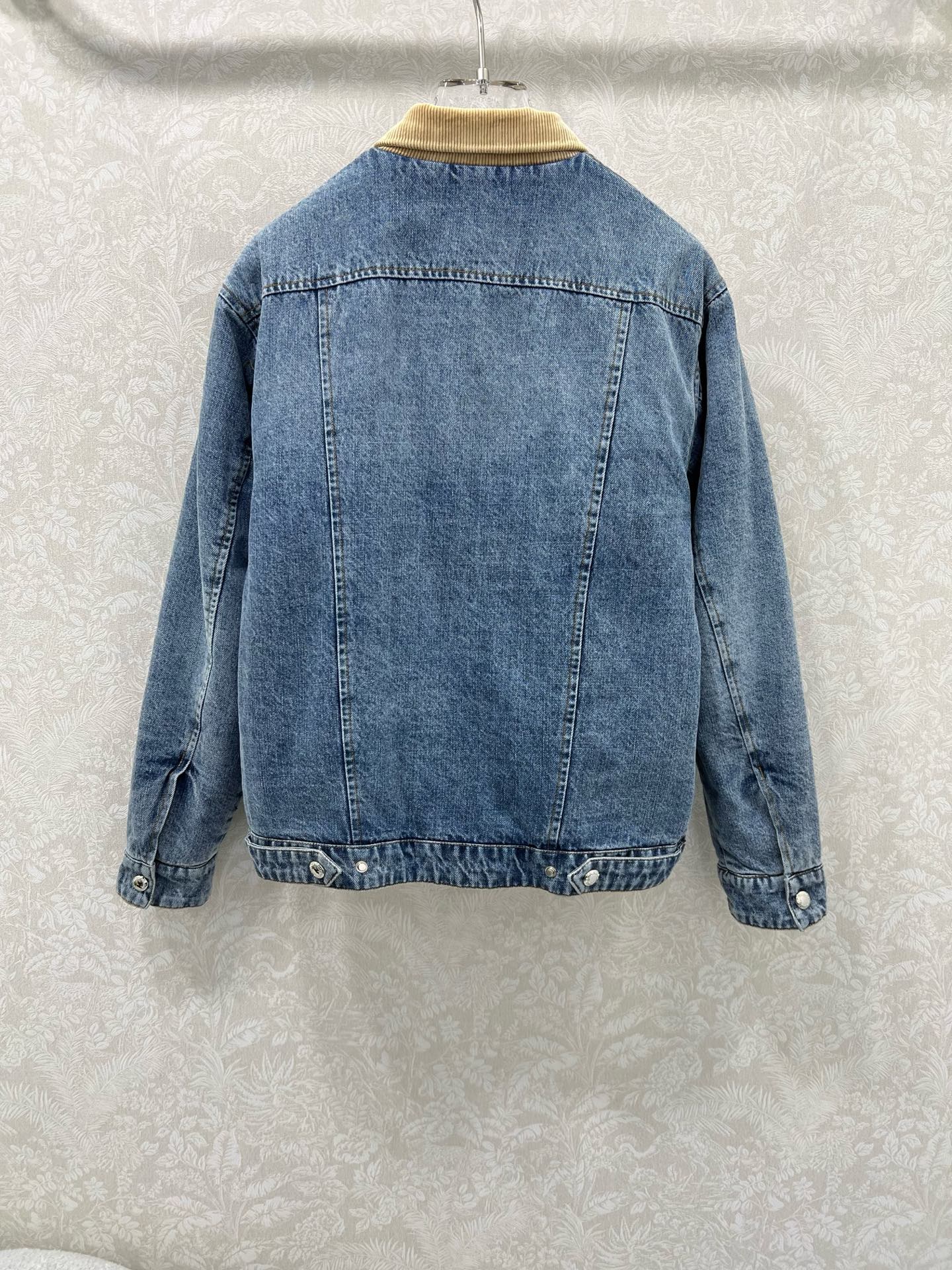 🔥🔥Miumi*25新款灯芯绒翻领牛仔加绒外套。酵素水洗工艺成衣不易掉色串色 常规正肩翻领版型。胸前字母