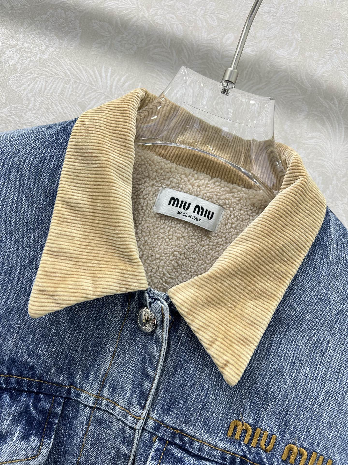 🔥🔥Miumi*25新款灯芯绒翻领牛仔加绒外套。酵素水洗工艺成衣不易掉色串色 常规正肩翻领版型。胸前字母