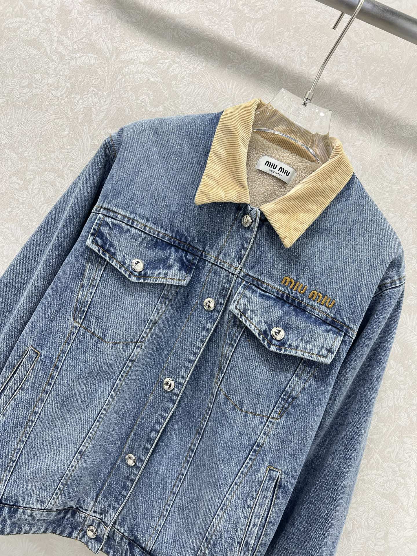 🔥🔥Miumi*25新款灯芯绒翻领牛仔加绒外套。酵素水洗工艺成衣不易掉色串色 常规正肩翻领版型。胸前字母