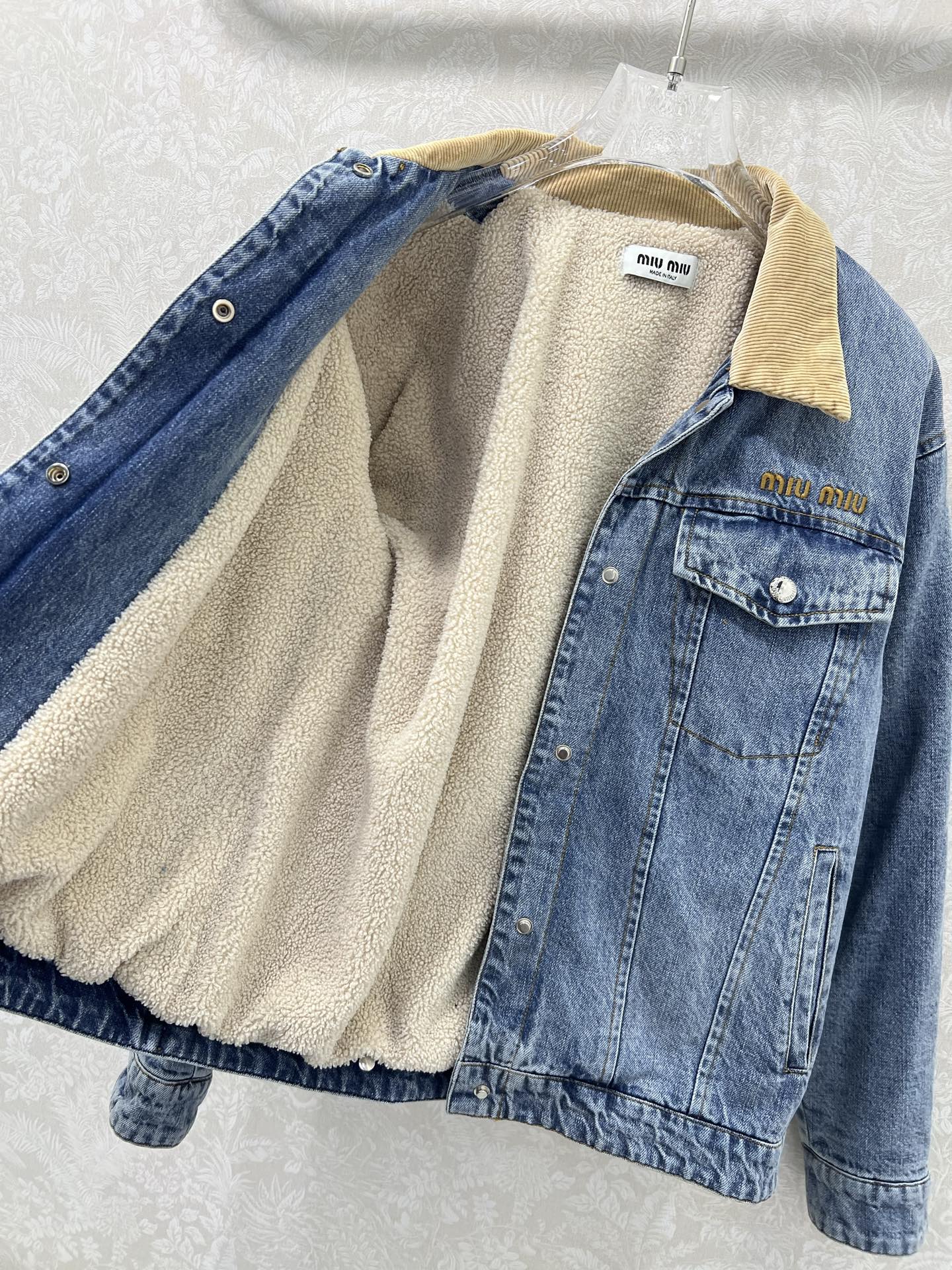 🔥🔥Miumi*25新款灯芯绒翻领牛仔加绒外套。酵素水洗工艺成衣不易掉色串色 常规正肩翻领版型。胸前字母