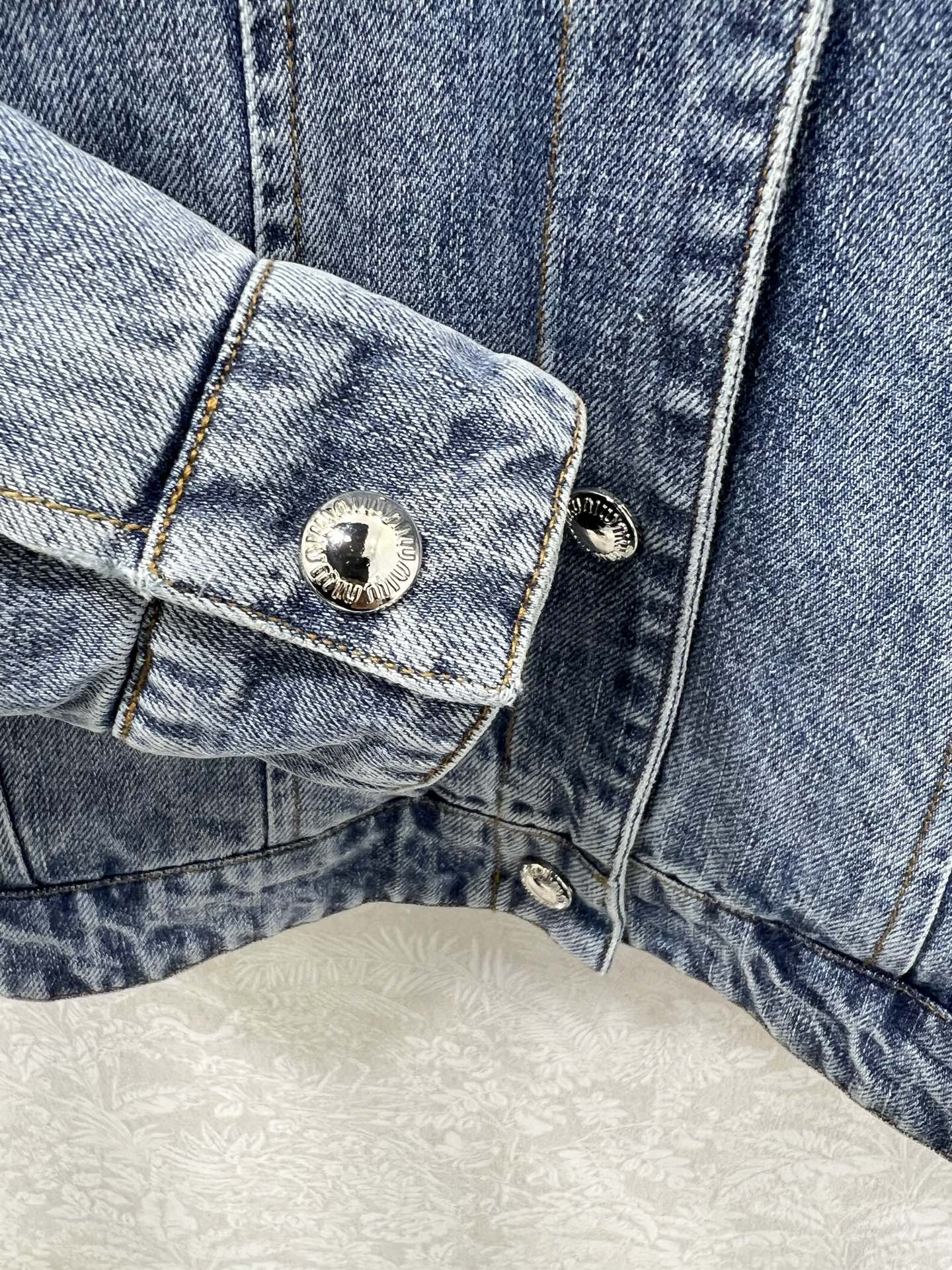 🔥🔥Miumi*25新款灯芯绒翻领牛仔加绒外套。酵素水洗工艺成衣不易掉色串色 常规正肩翻领版型。胸前字母