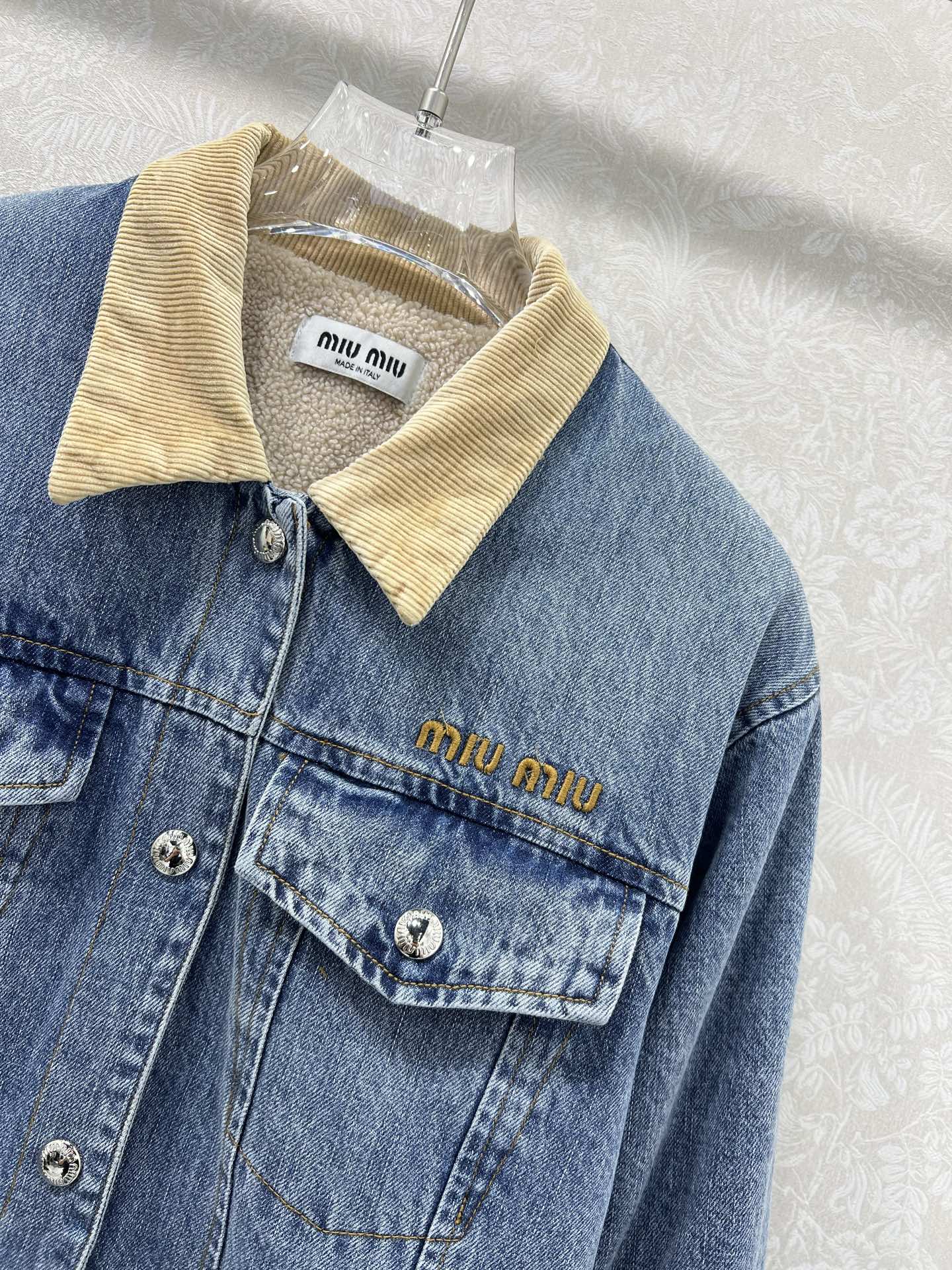 🔥🔥Miumi*25新款灯芯绒翻领牛仔加绒外套。酵素水洗工艺成衣不易掉色串色 常规正肩翻领版型。胸前字母