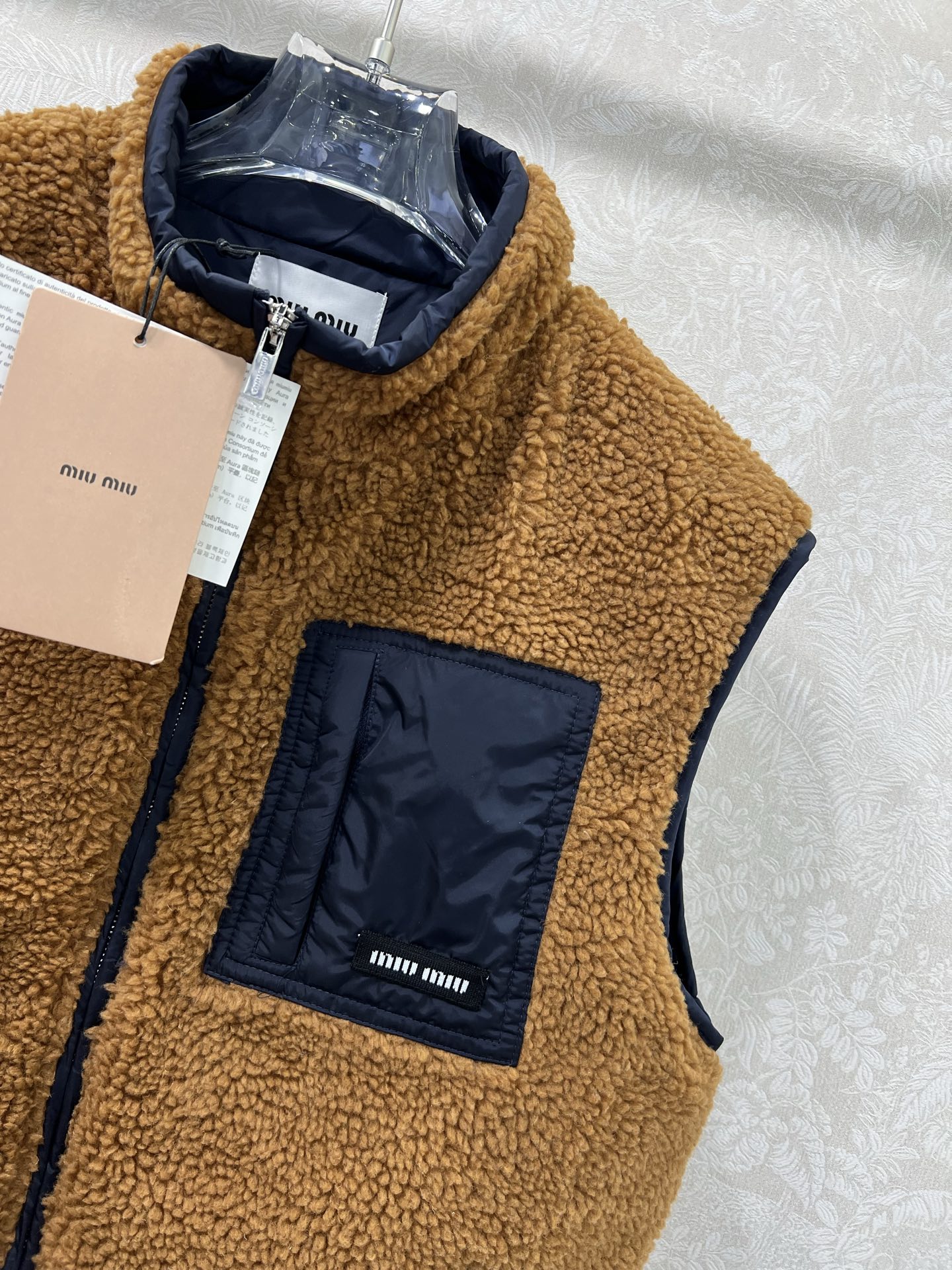 🔥🔥Miu Mi* 25秋冬新款泰迪羽绒马甲 高版出品！外层是蓬松泰迪绒，焦糖棕肌理自带暖调氛围，触肤软